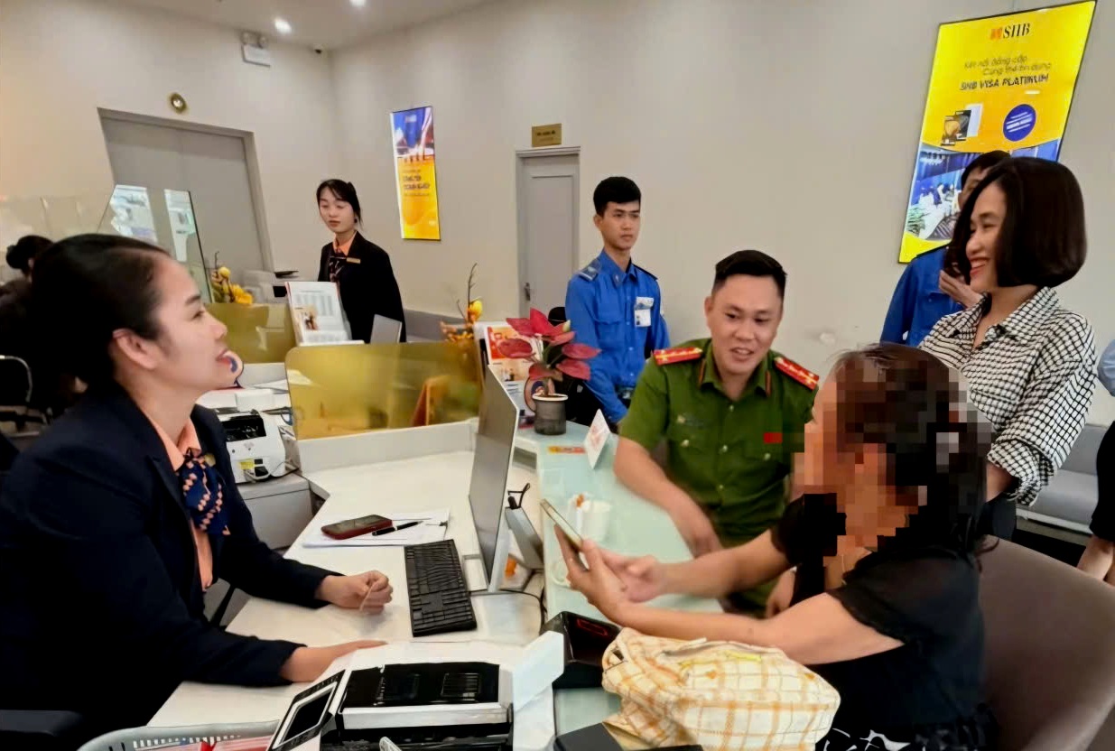 Ngân hàng gọi công an đến hỗ trợ giúp nữ khách hàng thoát bẫy lừa đảo nhận tiền đô từ nước ngoài - Ảnh 1.