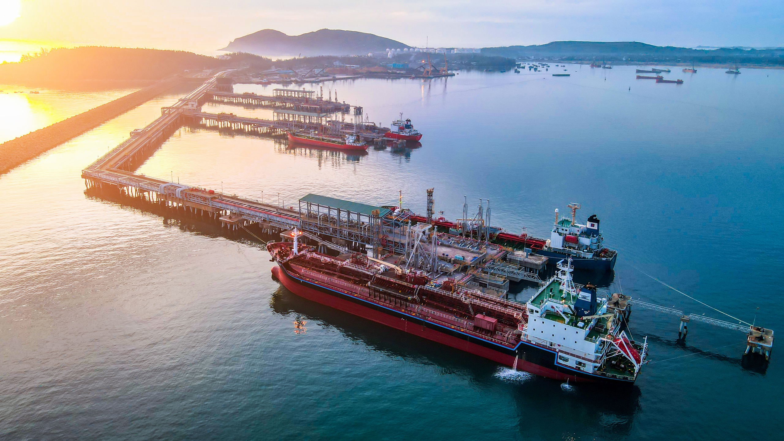 Quyền Bộ trưởng Bộ Công Thương đến nhà máy lọc dầu, yêu cầu 'giữ vững nguồn cung' - Ảnh 4.