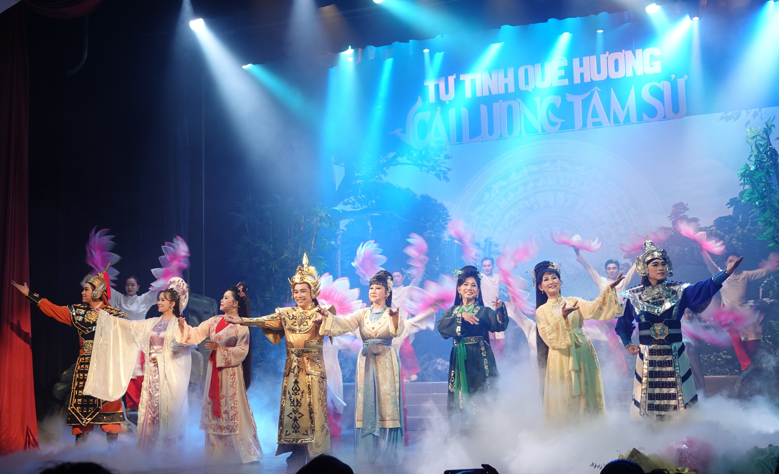 Khán giả nghẹn ngào xem Thanh Thanh Tâm diễn Hòn vọng phu cùng Vũ Linh - Ảnh 7. Vũ Linh - Ảnh 6.