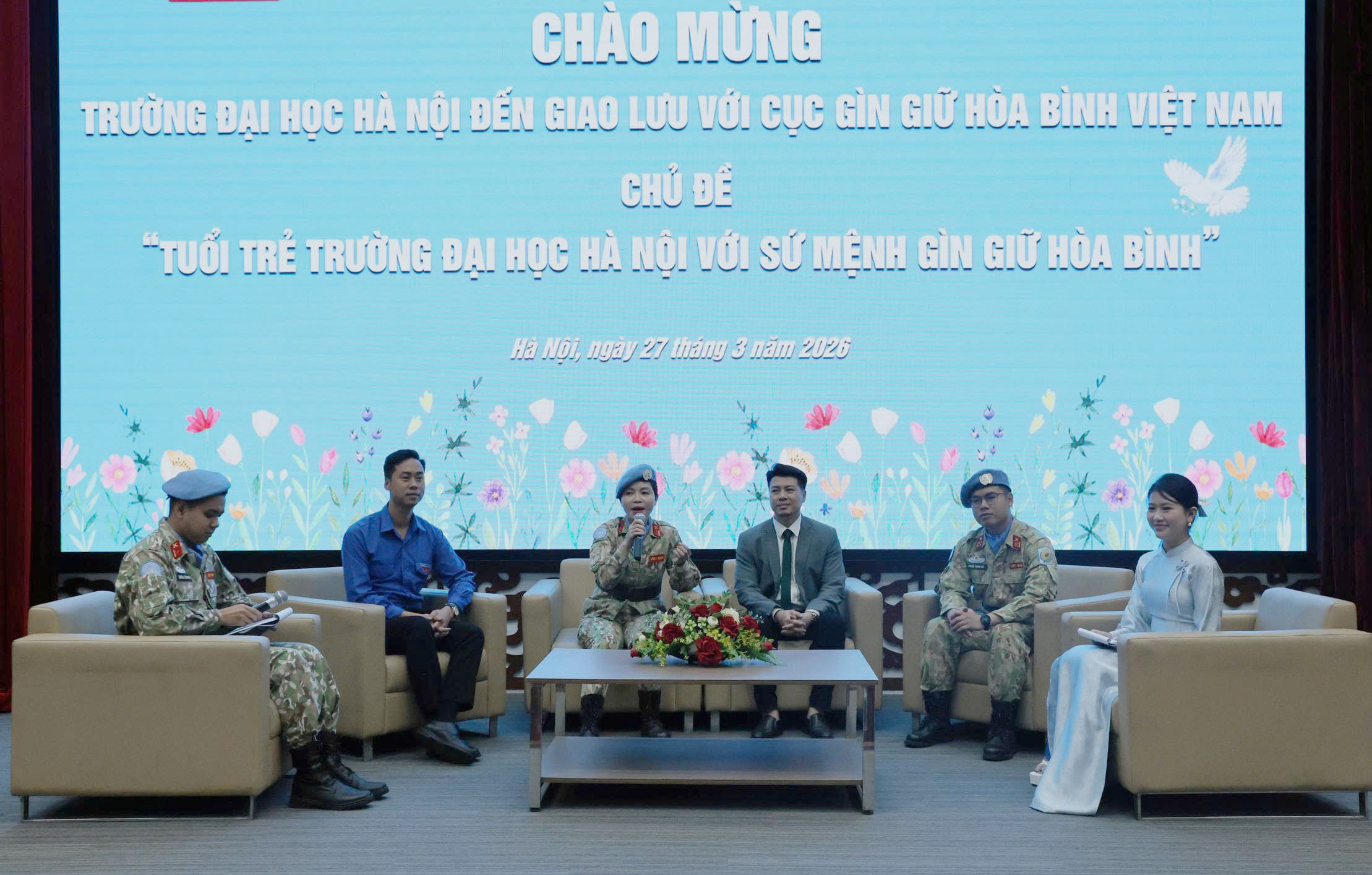 Sinh viên thích thú xem đặc công biểu diễn, ăn cơm bộ đội và nghe chuyện gìn giữ hòa bình - Ảnh 2.