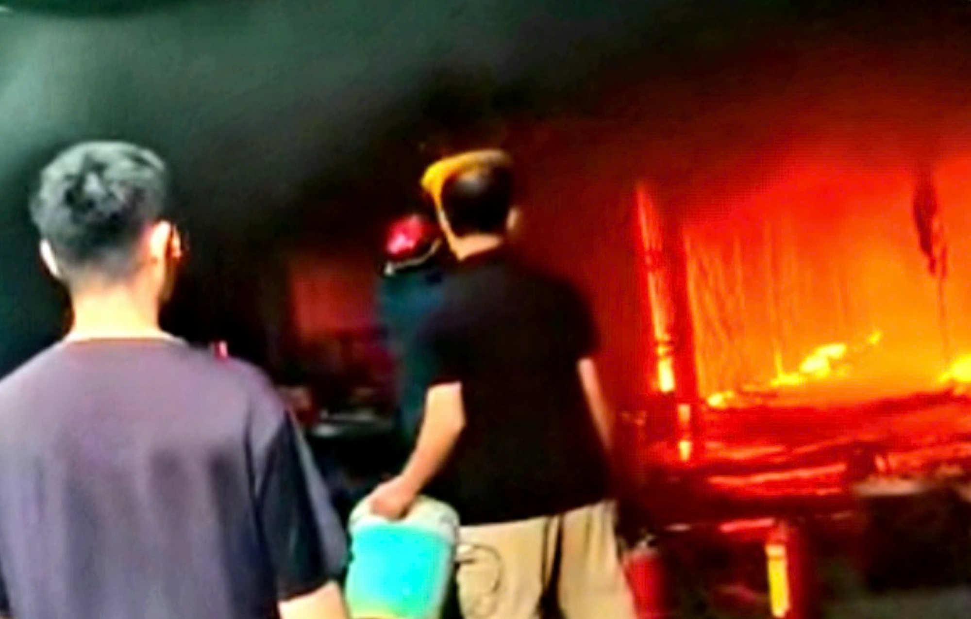 Cháy lớn thiêu rụi 8 ki ốt ở khu vực chợ Bình Giang - Ảnh 1.