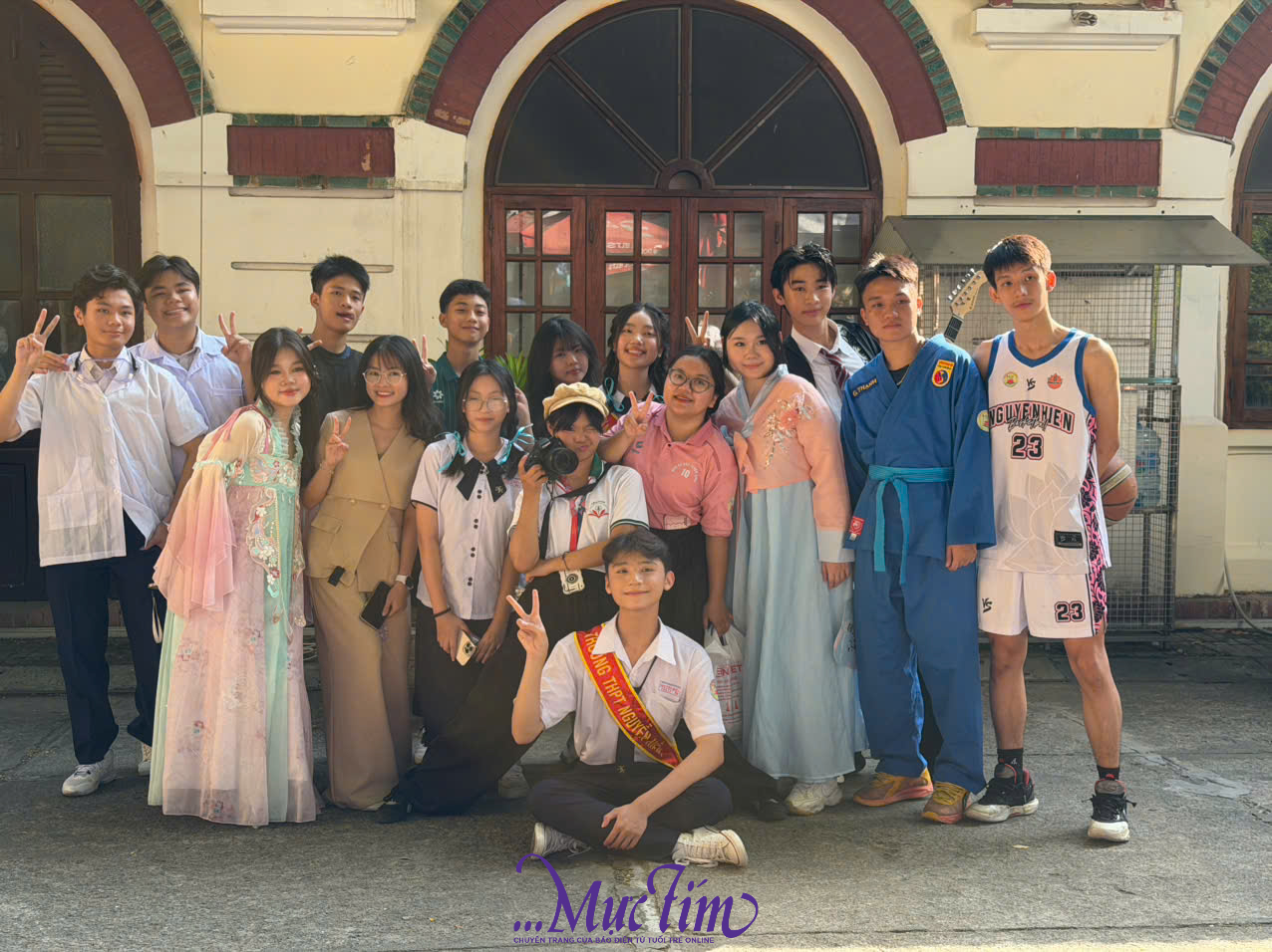 Trường THPT Nguyễn Hiền mở photobooth, mang chim vẹt cảnh đến Ngày hội Tự tin vào lớp 10 - Ảnh 1.