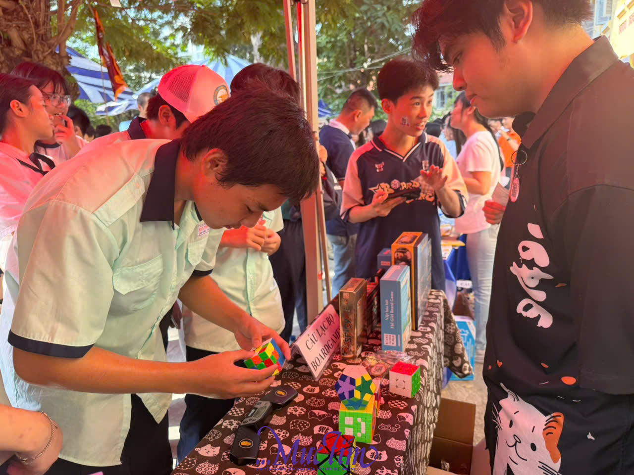 Trường THPT Nguyễn Hiền mở photobooth, mang chim vẹt cảnh đến Ngày hội Tự tin vào lớp 10 - Ảnh 4.