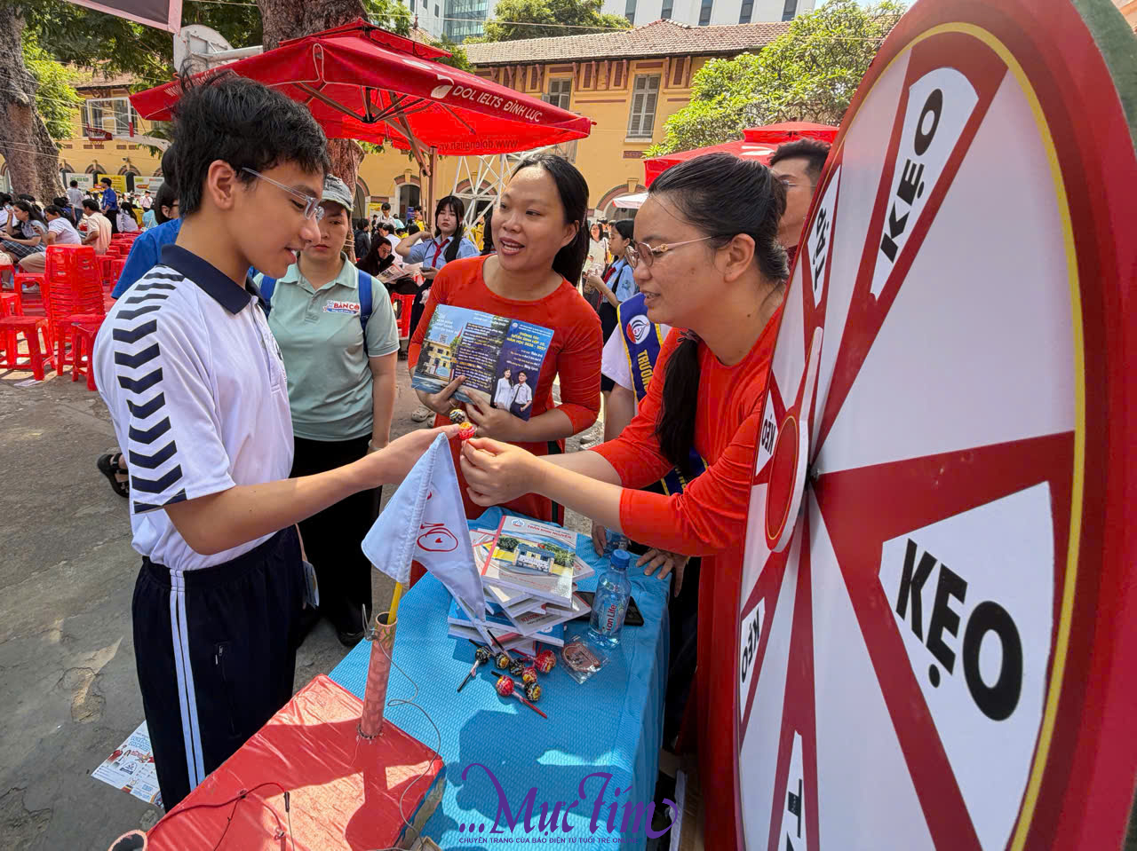Trường THPT Trần Khai Nguyên gây ấn tượng với màn cheerleading tại Ngày hội Tự tin vào lớp 10 - Ảnh 3.