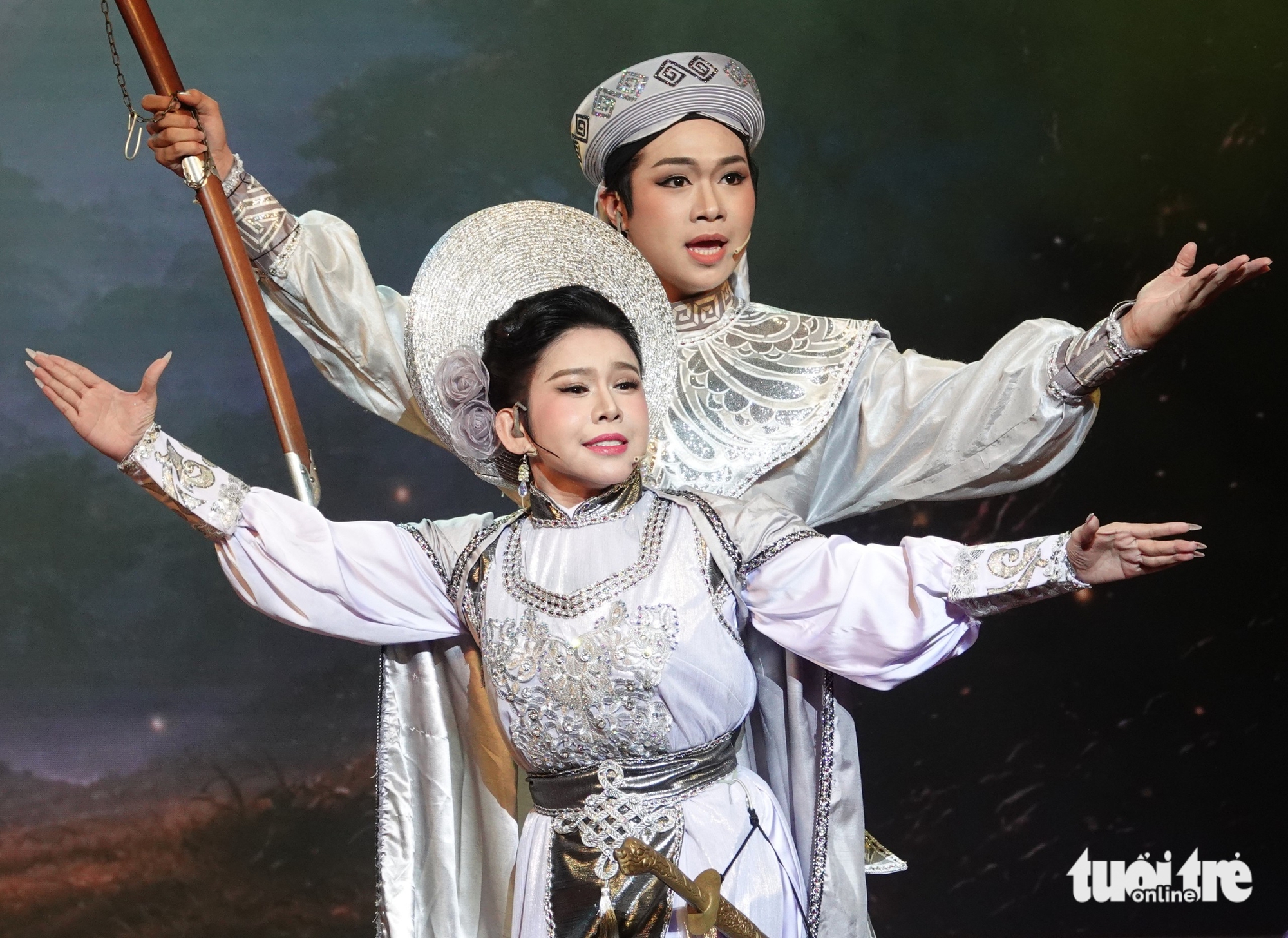 Bình Tinh hạnh phúc diễn cùng các con trong cải lương sử Việt Tây sơn nữ tướng - Ảnh 1. Bình Tinh - Ảnh 1.