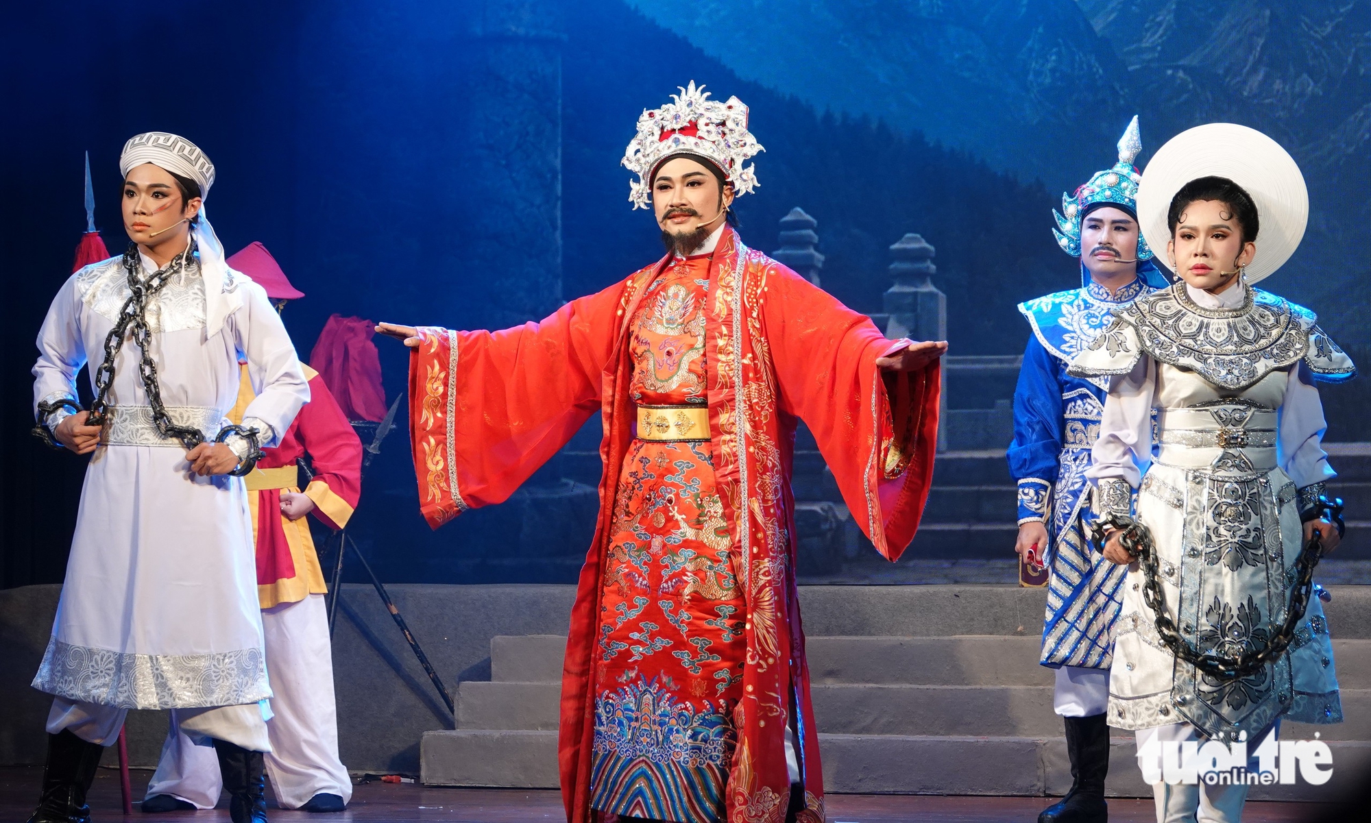 Bình Tinh hạnh phúc diễn cùng các con trong cải lương sử Việt Tây sơn nữ tướng - Ảnh 4. Bình Tinh - Ảnh 3.