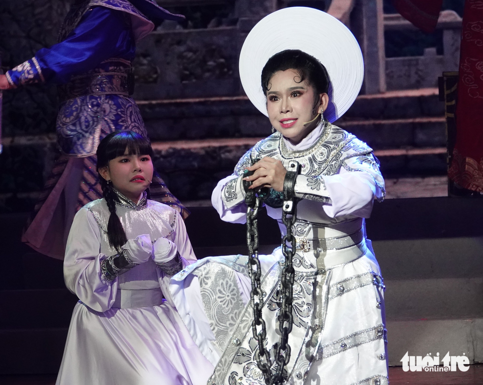 Bình Tinh hạnh phúc diễn cùng các con trong cải lương sử Việt Tây sơn nữ tướng - Ảnh 5. Bình Tinh - Ảnh 4.