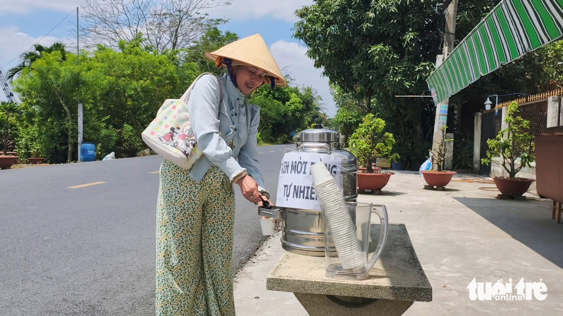 Bình trà đá 'xin mời dùng tự nhiên' giữa trưa nắng làm mát lòng người đi đường - Ảnh 2.