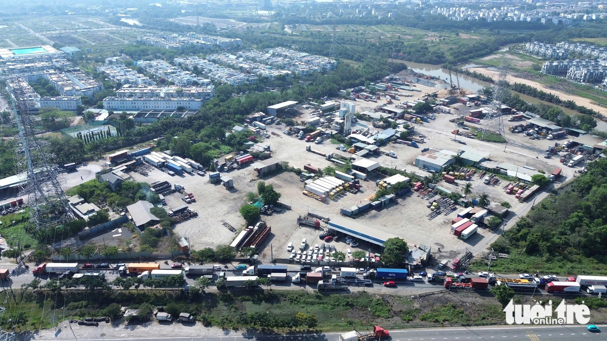 Hàng ngàn xe từ các bãi container làm tắc nghẽn đường Võ Chí Công, ám ảnh người dân khu đông TP.HCM - Ảnh 1.