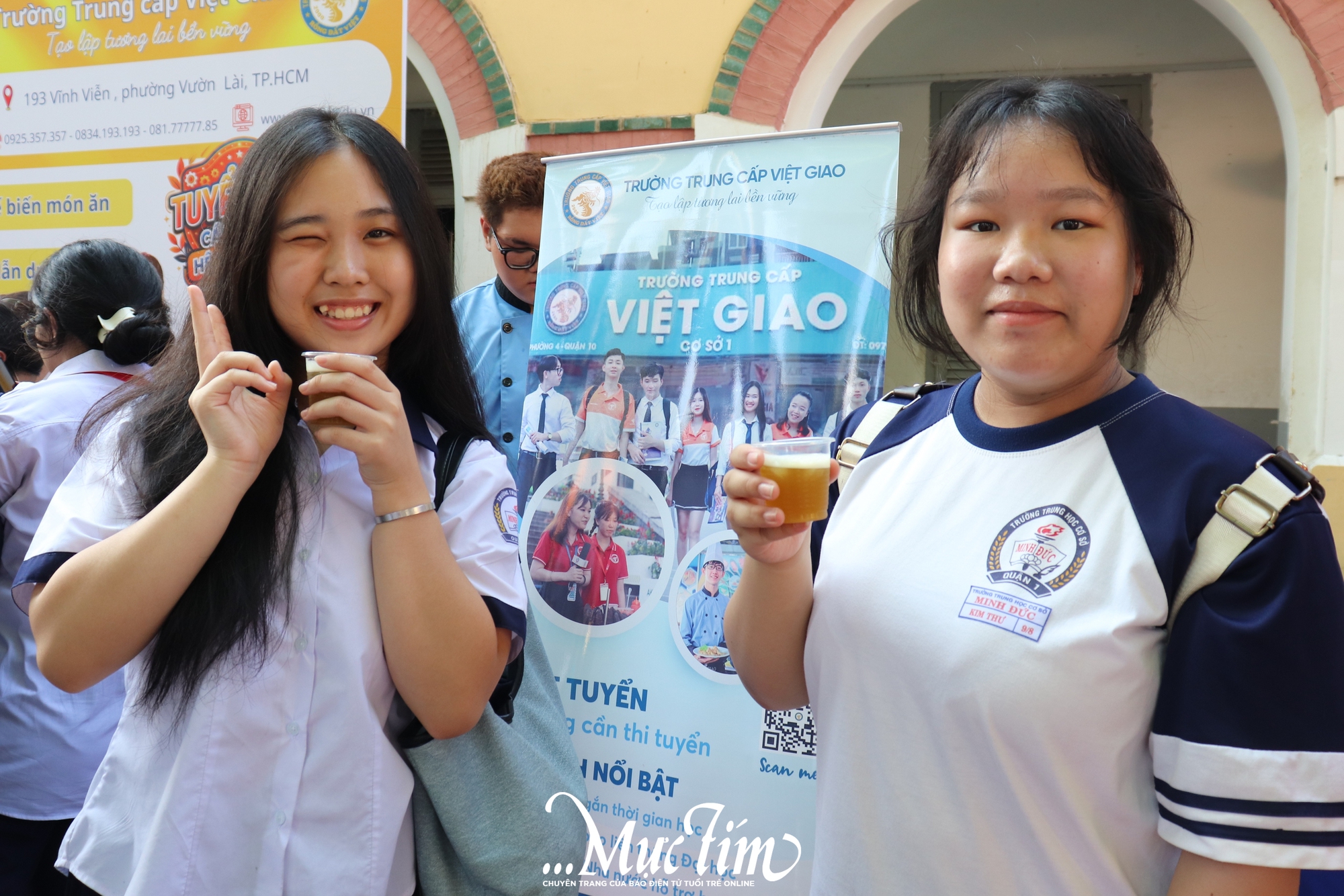 Học trò hào hứng trải nghiệm nghề pha chế, làm bánh - Ảnh 1.