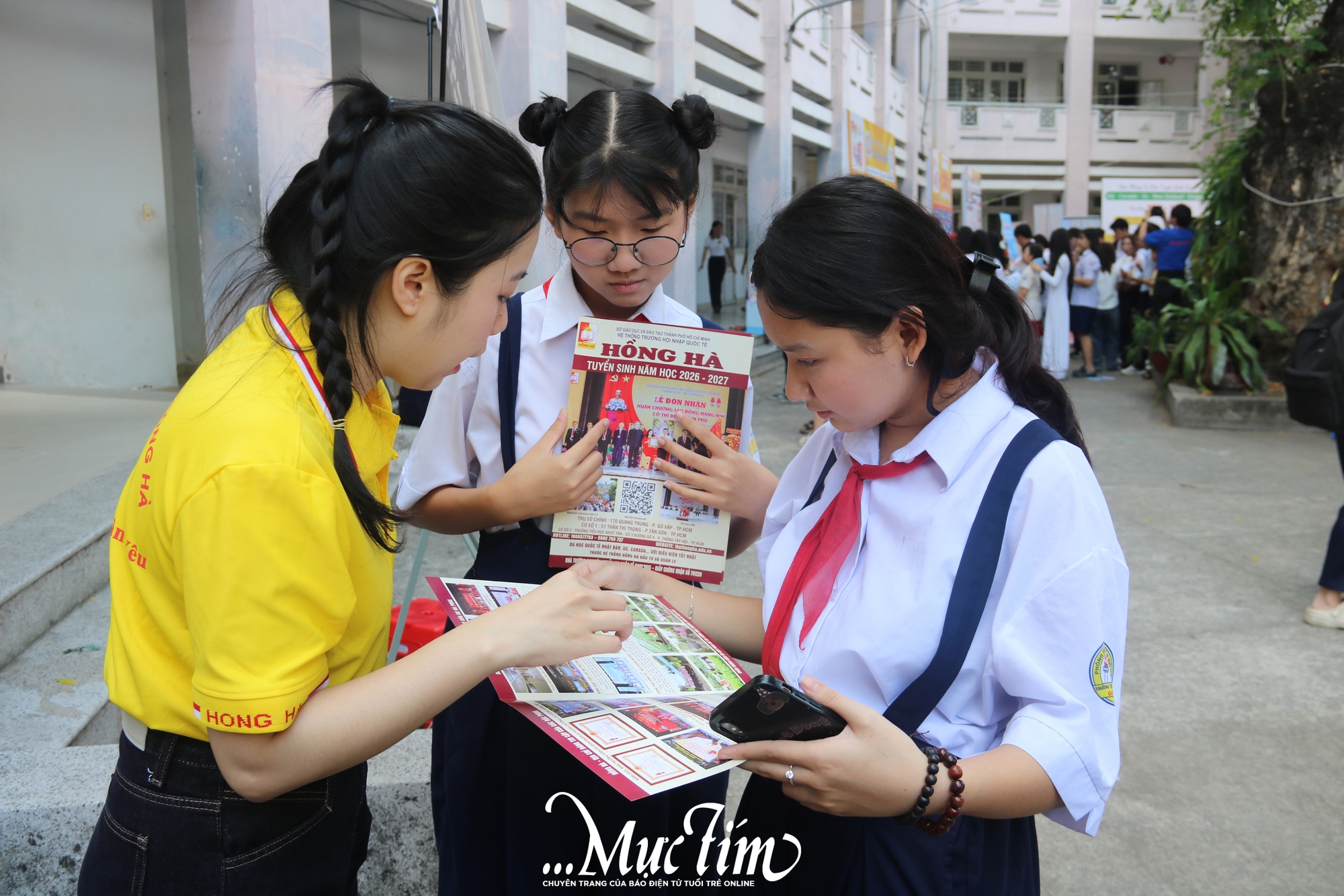 Nhộn nhịp gian tư vấn Trường THCS – THPT Hồng Hà tại Ngày hội Tự tin vào lớp 10 - Ảnh 1.