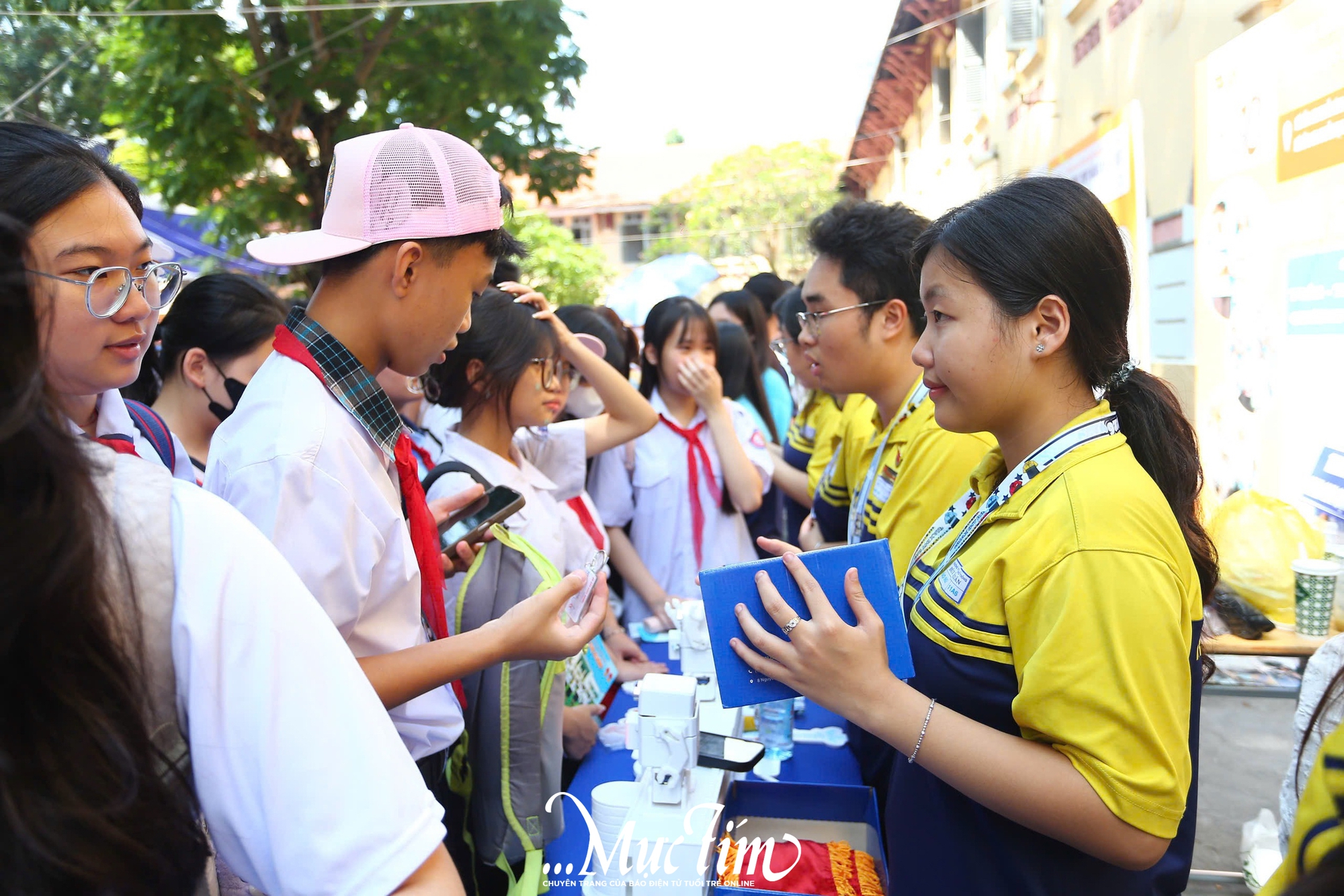 Teen lớp 9 ‘chốt’ nguyện vọng sau khi ghé gian tư vấn Trường THPT Bùi Thị Xuân, Trưng Vương - Ảnh 2.