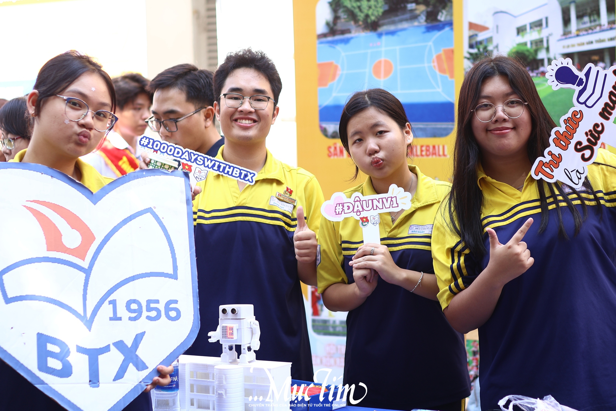 Teen lớp 9 ‘chốt’ nguyện vọng sau khi ghé gian tư vấn Trường THPT Bùi Thị Xuân, Trưng Vương - Ảnh 6.