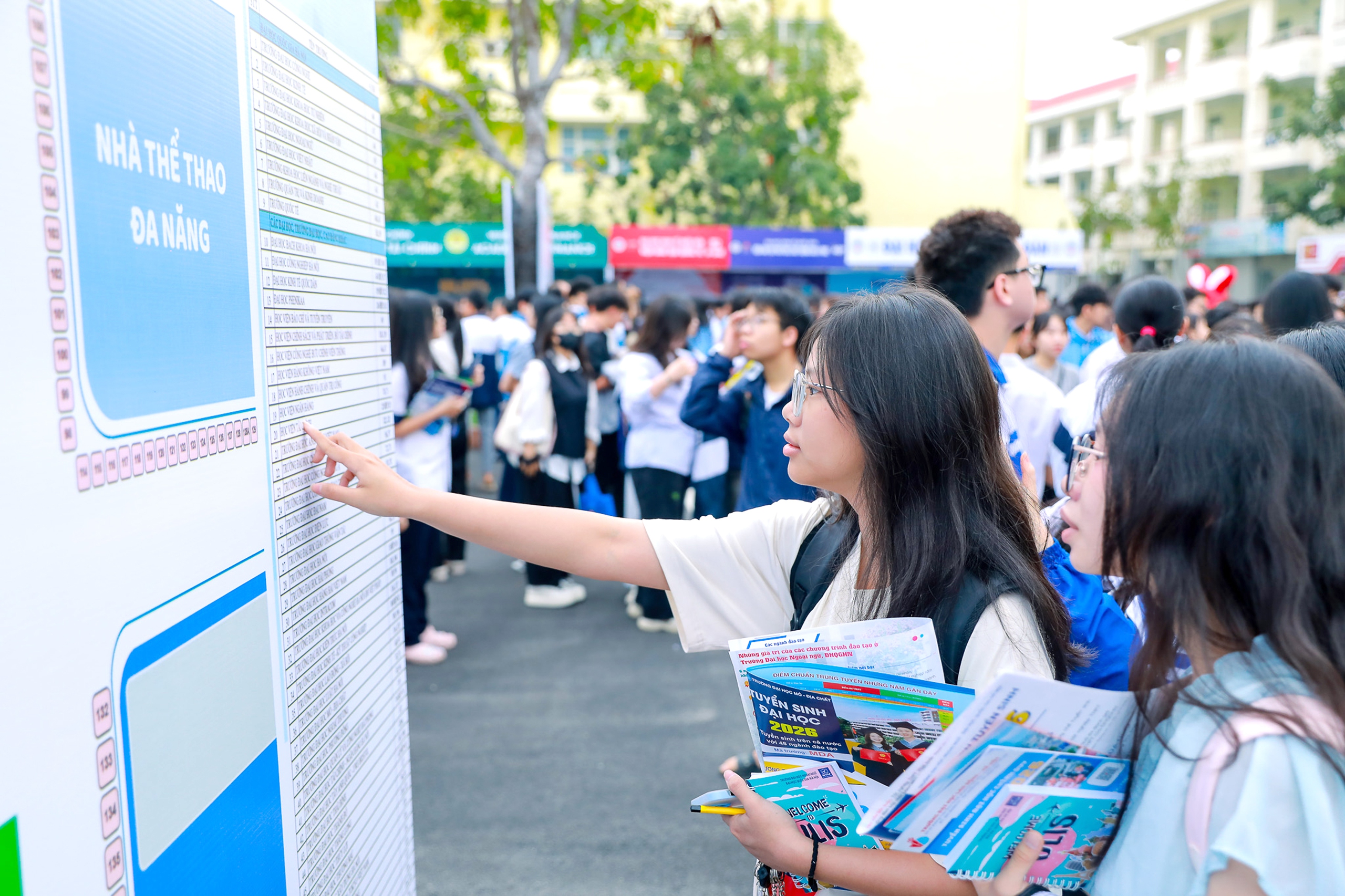 Giảm trừ chi y tế, giáo dục khi tính thuế: Cần 'rộng tay' hơn - Ảnh 1.