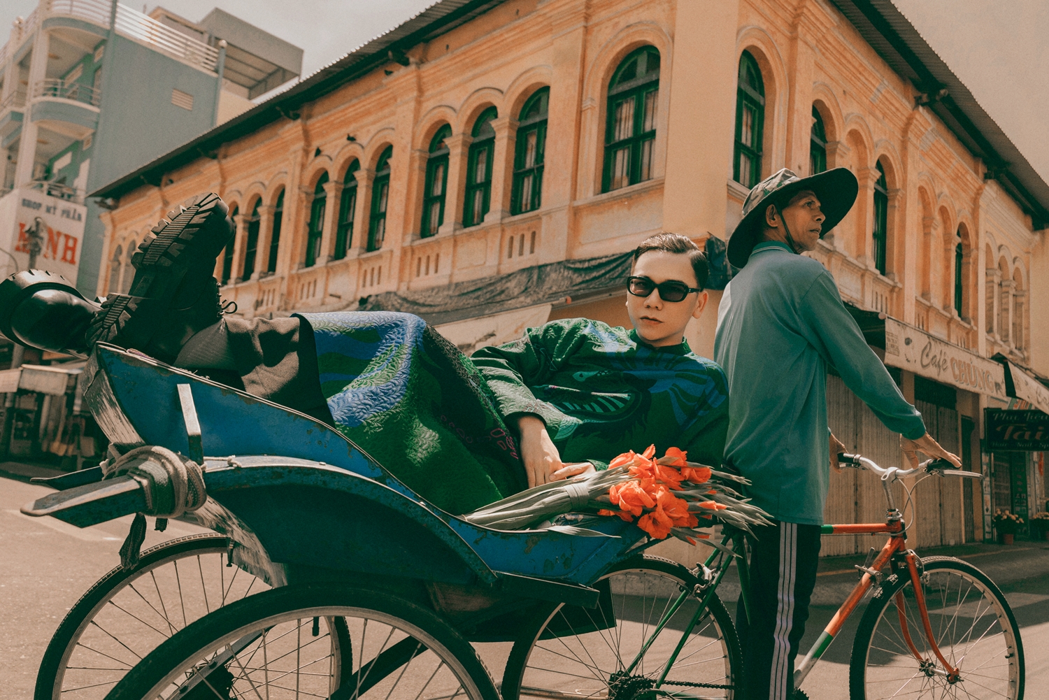 Áo dài kể chuyện chợ mắm Châu Đốc, làng Chăm Châu Phong - Ảnh 5. Áo dài - Ảnh 5.