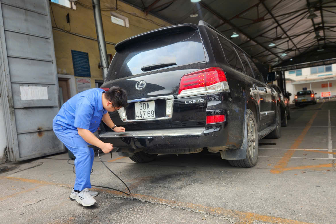 Cục Đăng kiểm giải thích trường hợp nào phải ký cam kết khi đo khí thải - Ảnh 1.