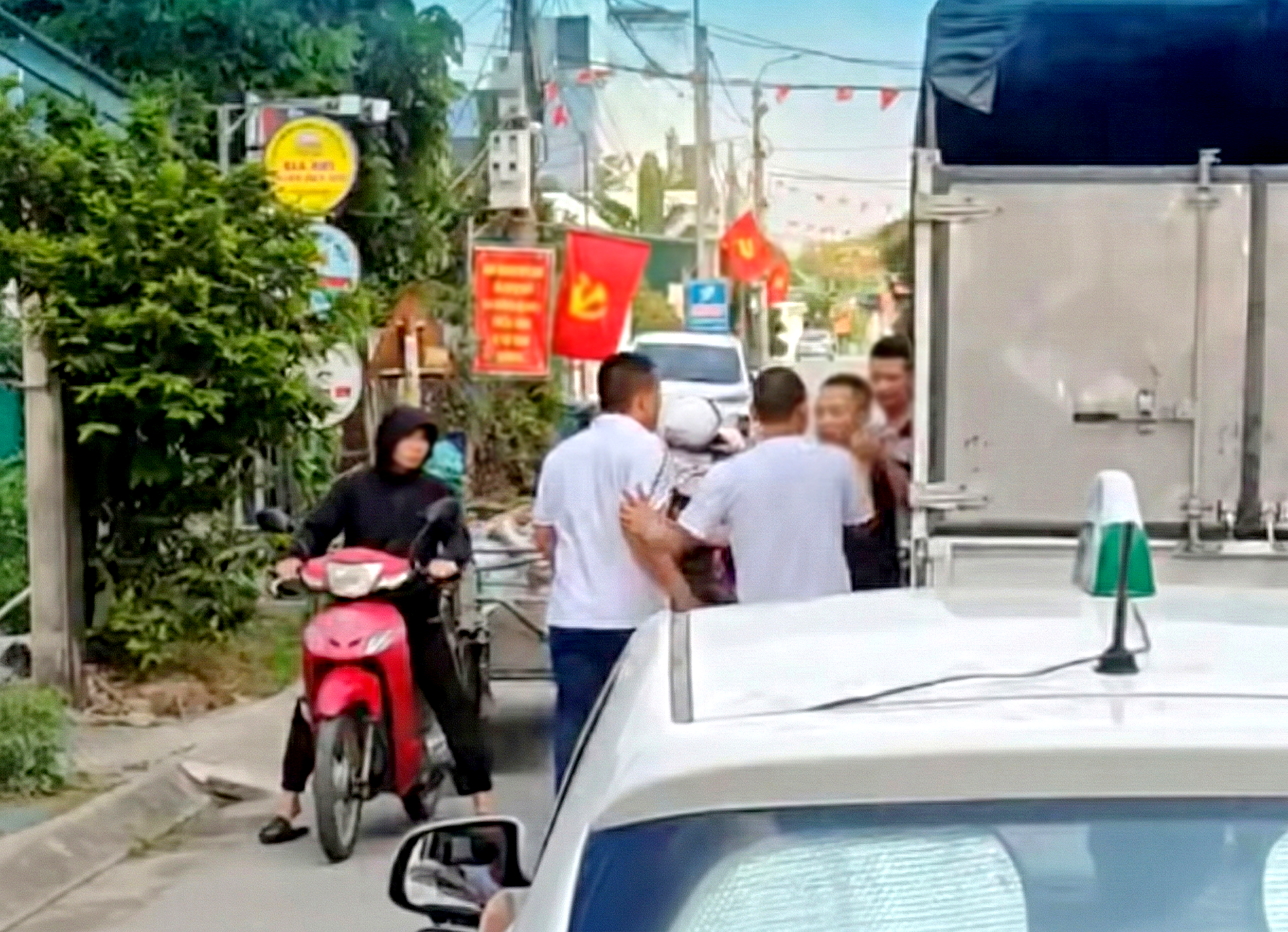 Triệu tập 4 người trong vụ lái xe tải bị đánh chảy máu mũi ở Hải Phòng - Ảnh 1.