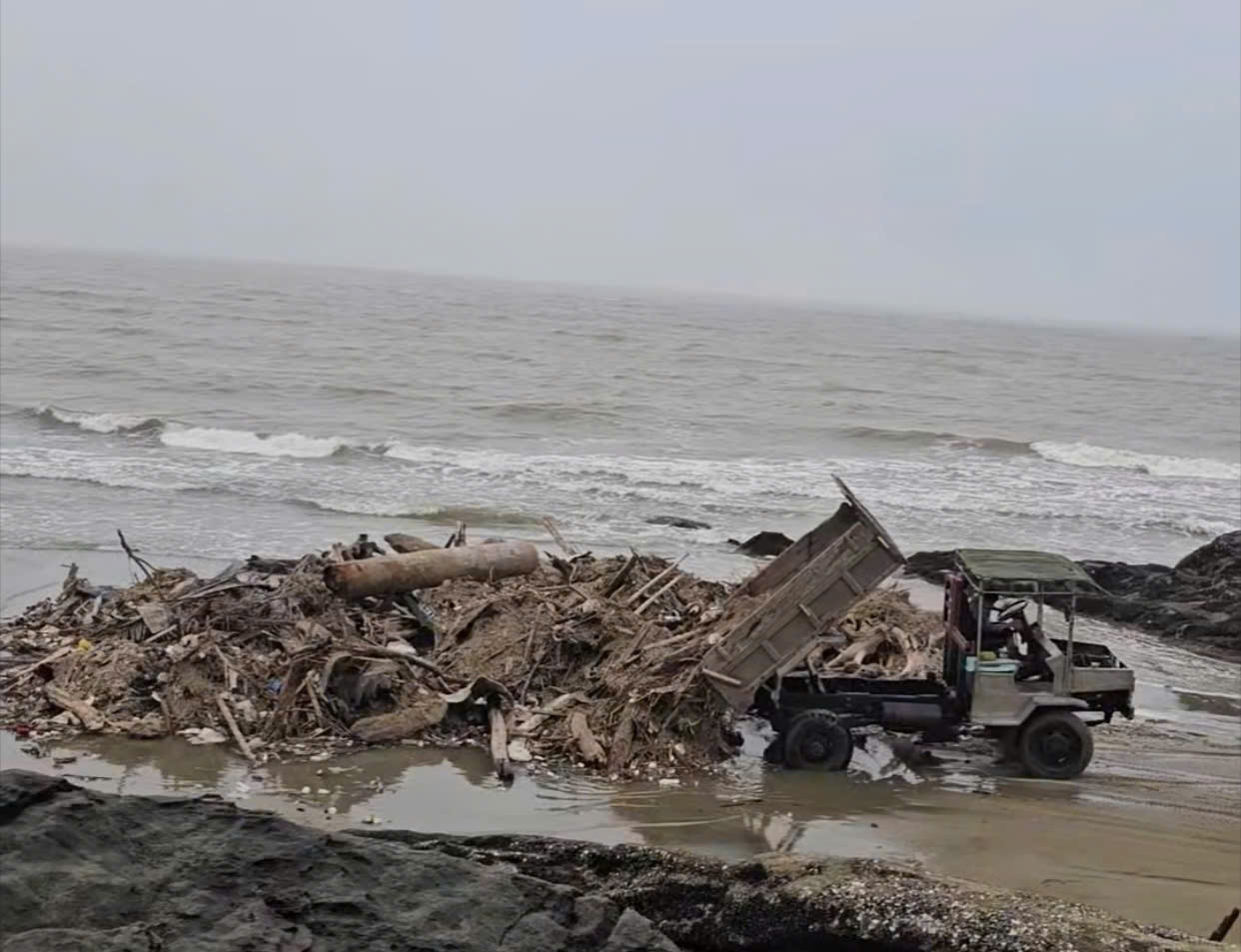 Xác minh, xử lý vụ đổ rác thải xuống bãi biển Hải Tiến - Ảnh 1.