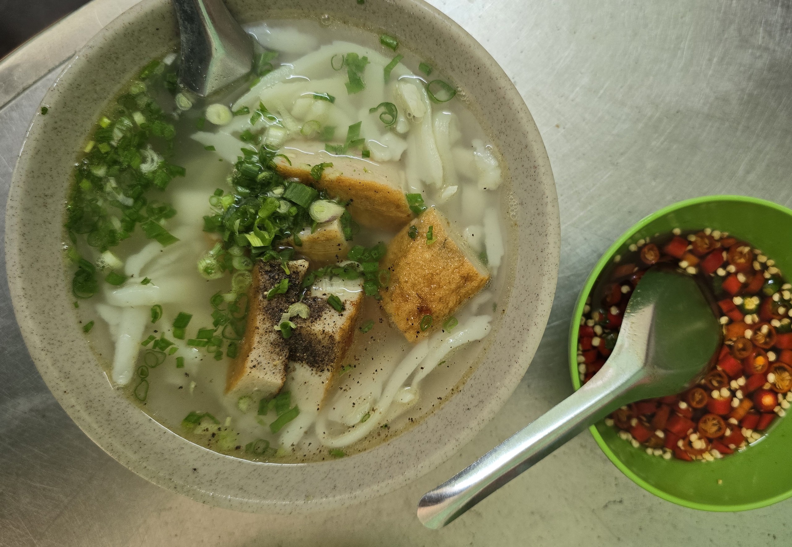 Quán bánh canh không bảng hiệu gần trăm tuổi giữa lòng Vũng Tàu chỉ có mỗi chả cá - Ảnh 1. bánh canh - Ảnh 1.