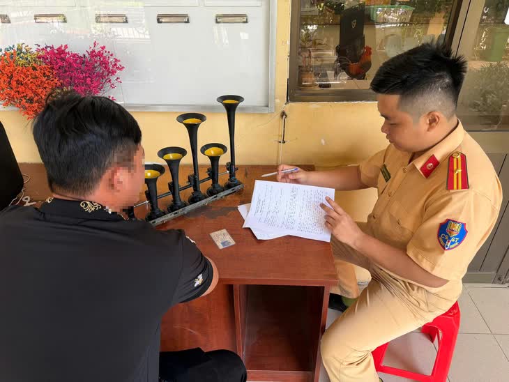 Bấm còi xe khi chờ đèn đỏ chỉ mang tính cảnh báo thôi, sao phải khó chịu? - Ảnh 1.