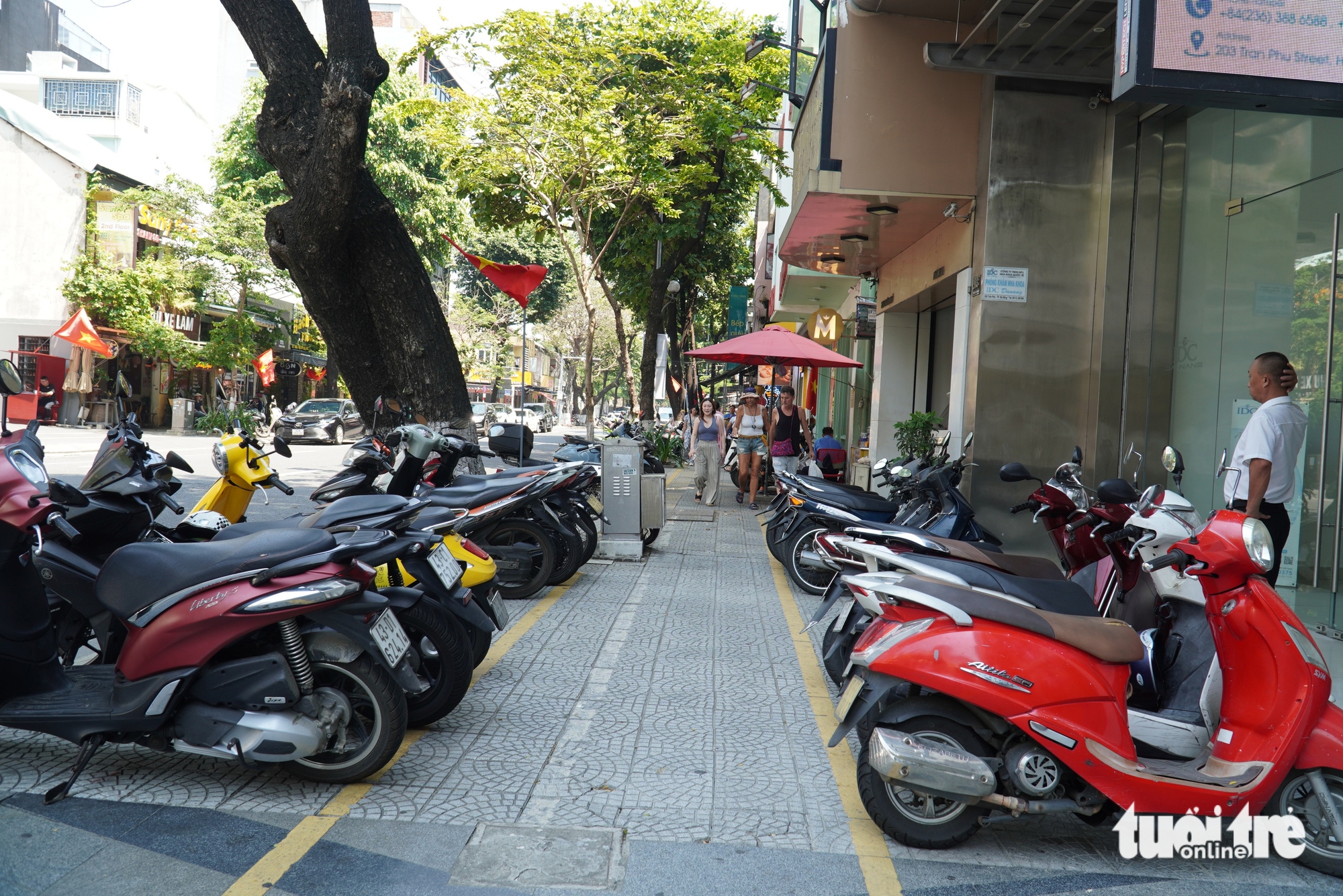 Vỉa hè trung tâm Đà Nẵng 'dễ thở' sau ngày đầu ra quân - Ảnh 1.