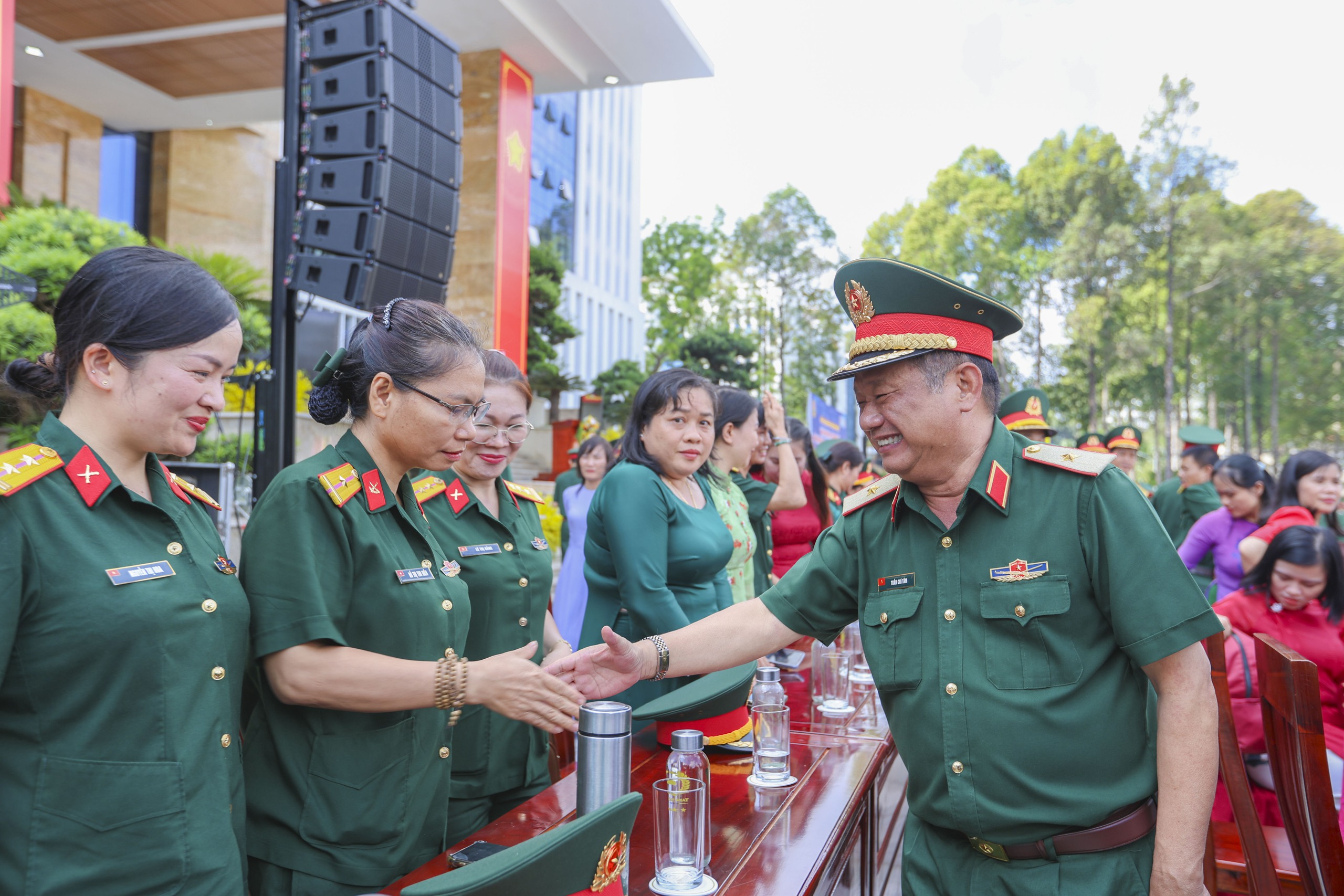 Mãn nhãn với múa súng, đặc công diễn võ tại đồng diễn Quân khu 7 - Ảnh 10.