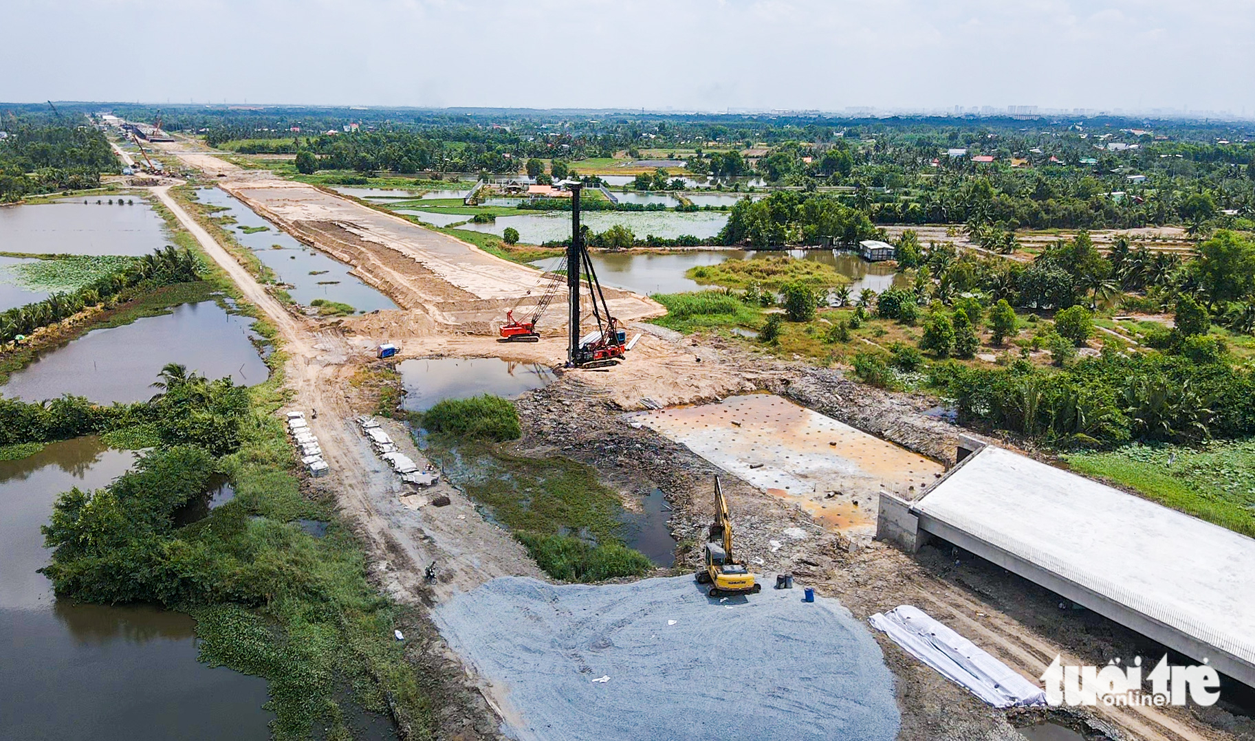 Cận mốc phải đưa vào khai thác, vành đai 3 TP.HCM đoạn phía Tây còn ngổn ngang - Ảnh 1.