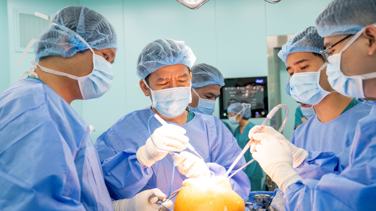 Bệnh viện Hoàn Mỹ Sài Gòn tiếp cận công nghệ mới trong điều trị thay khớp gối cá thể hóa - Ảnh 1.