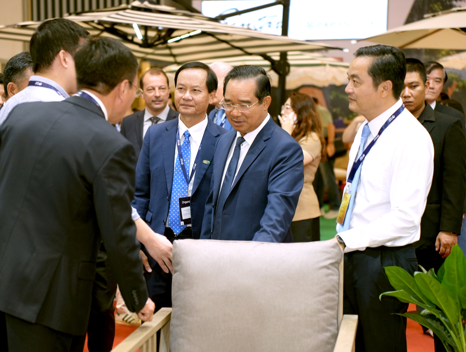 Ngành gỗ nội thất Việt Nam phải nâng tầm từ 'made in' lên 'made by Vietnam' - Ảnh 1.