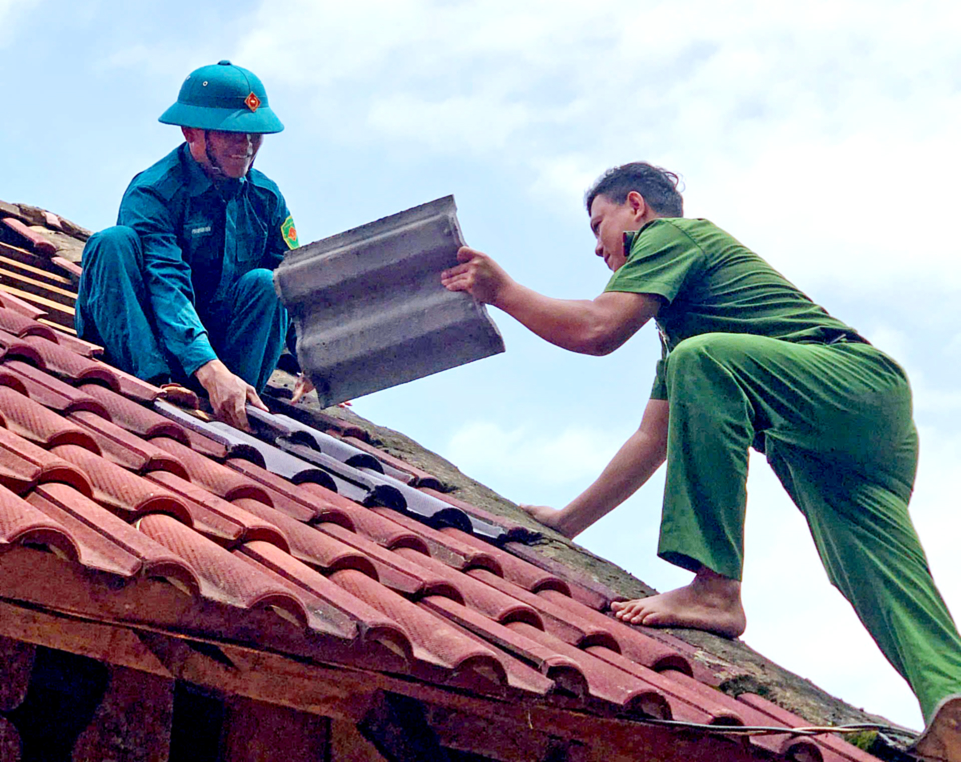 Khẩn trương khắc phục hậu quả lốc xoáy ở Ba Vì - Ảnh 1.