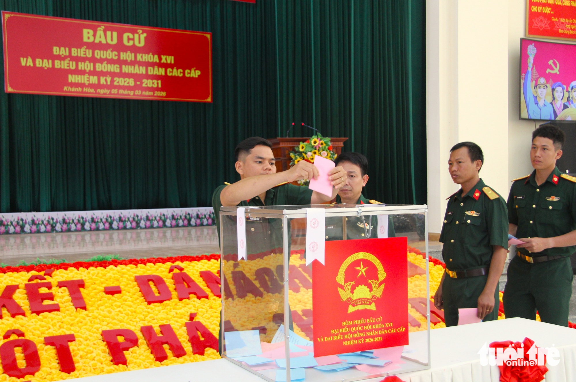 Cử tri Lữ đoàn Đặc công nước 5 bỏ phiếu sớm, mở đầu ngày hội bầu cử ở Khánh Hòa - Ảnh 1.