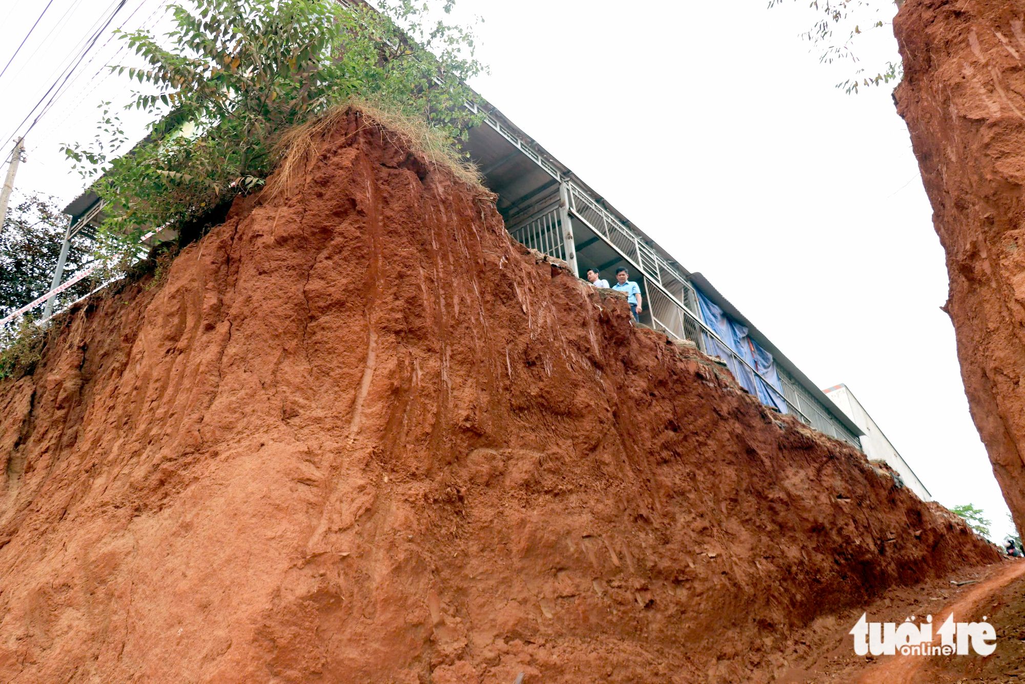 Vụ hạ cốt nền khiến nhà dân cheo leo ở Đồng Nai: Chưa bàn giao mặt bằng, sao được múc đất thi công? - Ảnh 1.