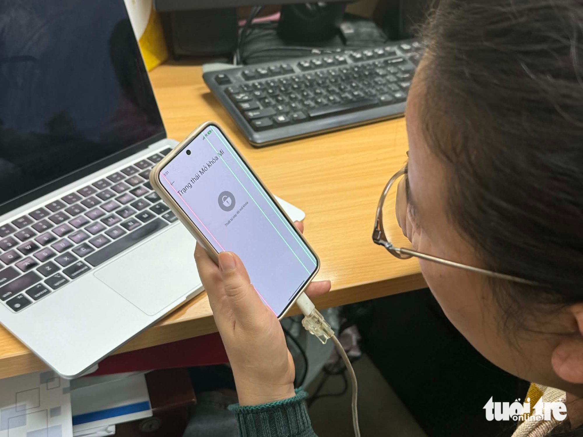 Lên mạng tìm thợ mở lại Mobile Banking, người dùng hoang mang vì loạt vấn đề - Ảnh 1.