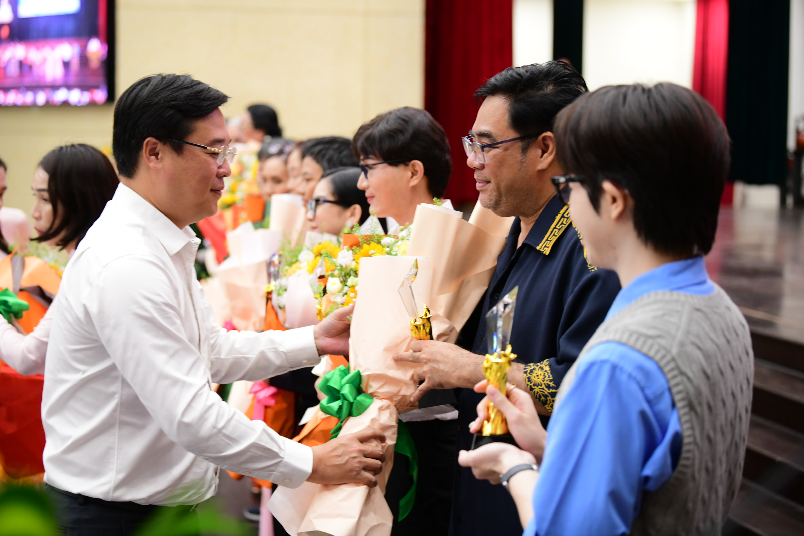 Lãnh đạo TP.HCM gặp gỡ, tuyên dương nhà báo, văn nghệ sĩ tiêu biểu đầu năm - Ảnh 1.