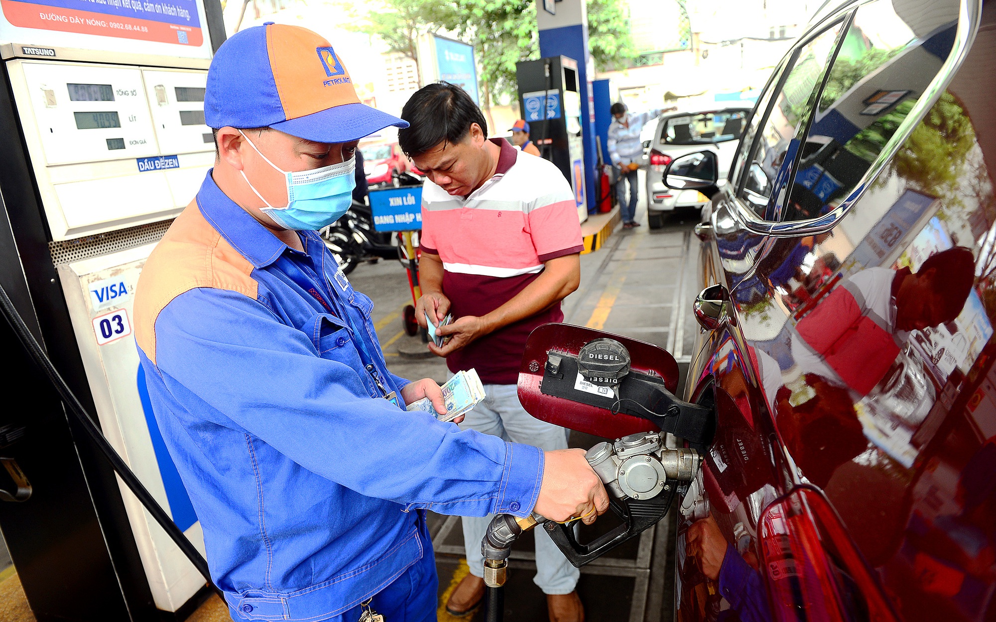 Vietnamese exporters struggle as surging oil prices drive up logistics costs- Ảnh 1.