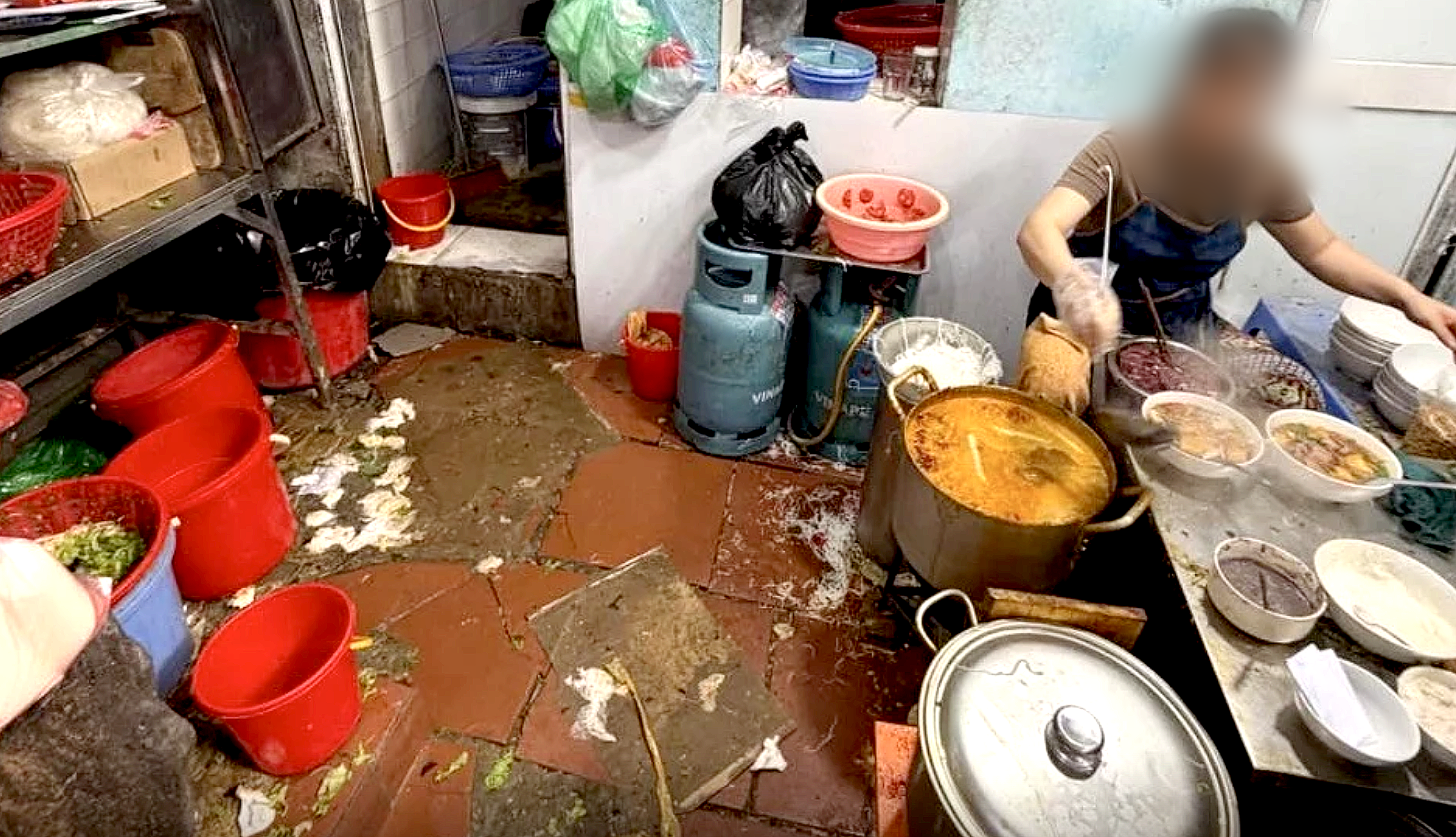 Đóng cửa quán bún riêu Hà Nội bị khách Trung Quốc phản ánh 'vệ sinh chưa tốt' - Ảnh 1.