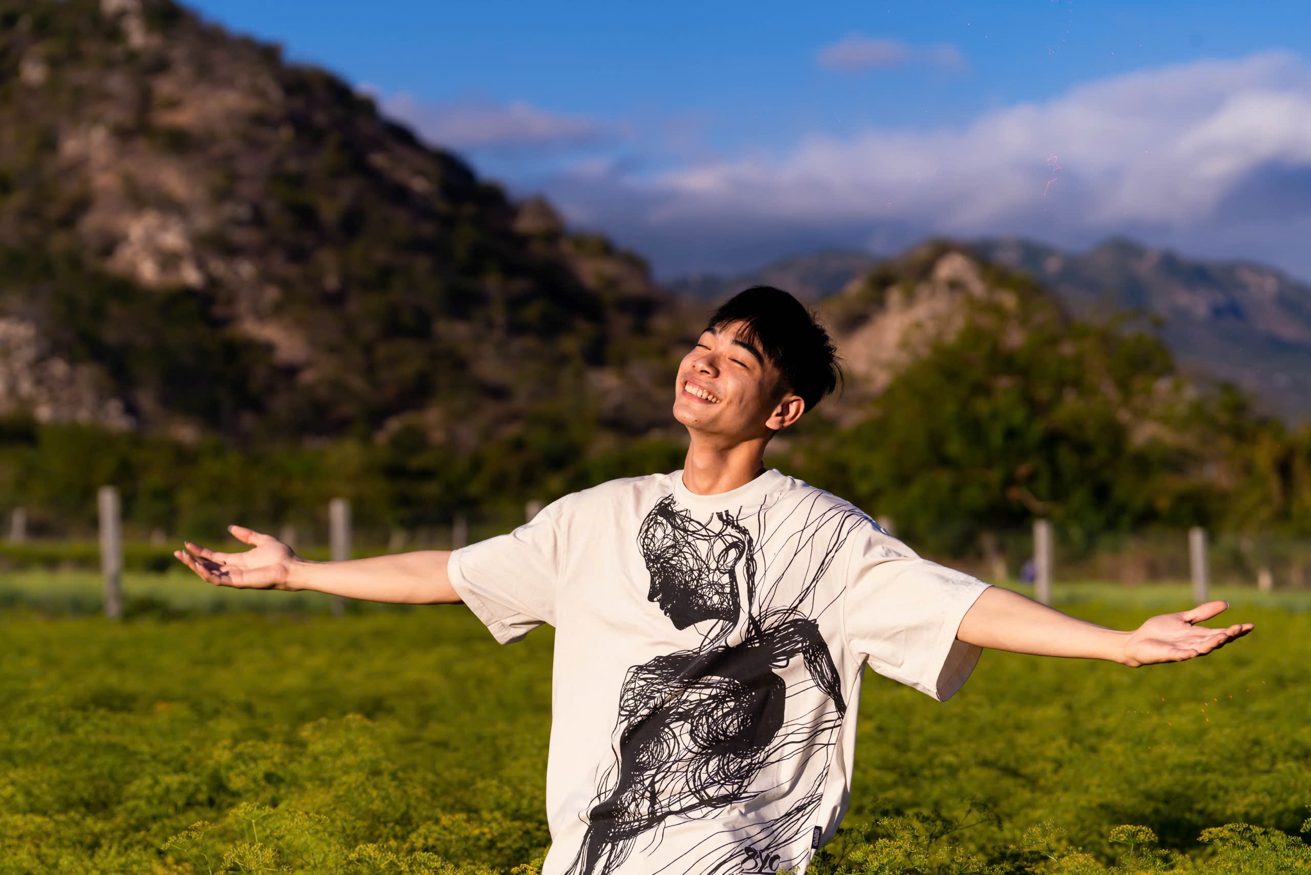 Vườn hoa thì là 'gây sốt', hút hàng trăm bạn trẻ đến check-in - Ảnh 4.