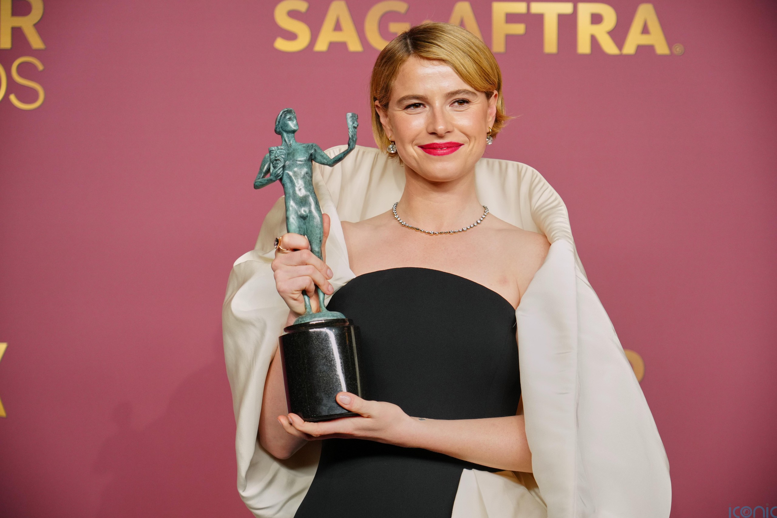 Jessie Buckley: Ngôi sao 'càn quét' mùa giải thưởng và thời trang thảm đỏ - Ảnh 1.