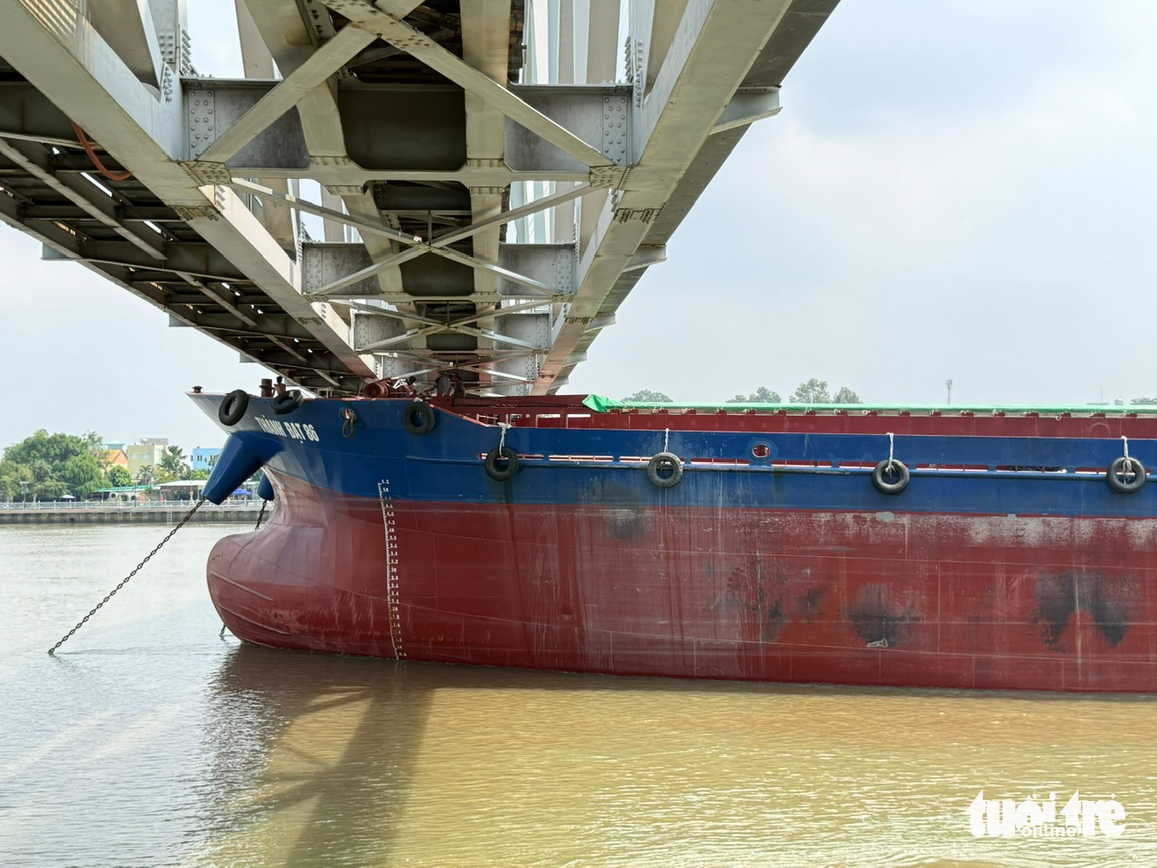 Sà lan va chạm cầu Ghềnh, đường sắt Bắc - Nam gián đoạn, phải chuyển tải bằng ô tô - Ảnh 1.