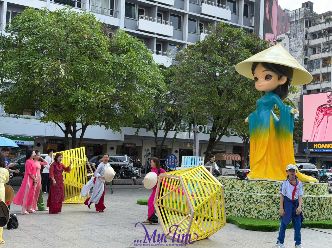 Check-in ngay tượng chibi cô gái mặc áo dài - Ảnh 2.