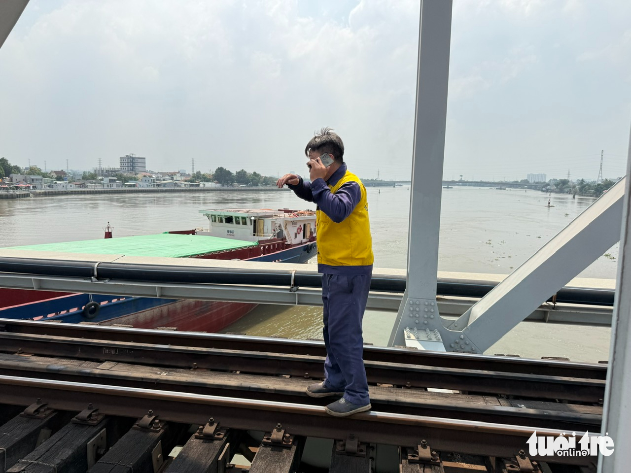 Sà lan va chạm cầu Ghềnh: Cục Đường sắt đề nghị dừng chạy tàu, sửa chữa khẩn cấp - Ảnh 1.