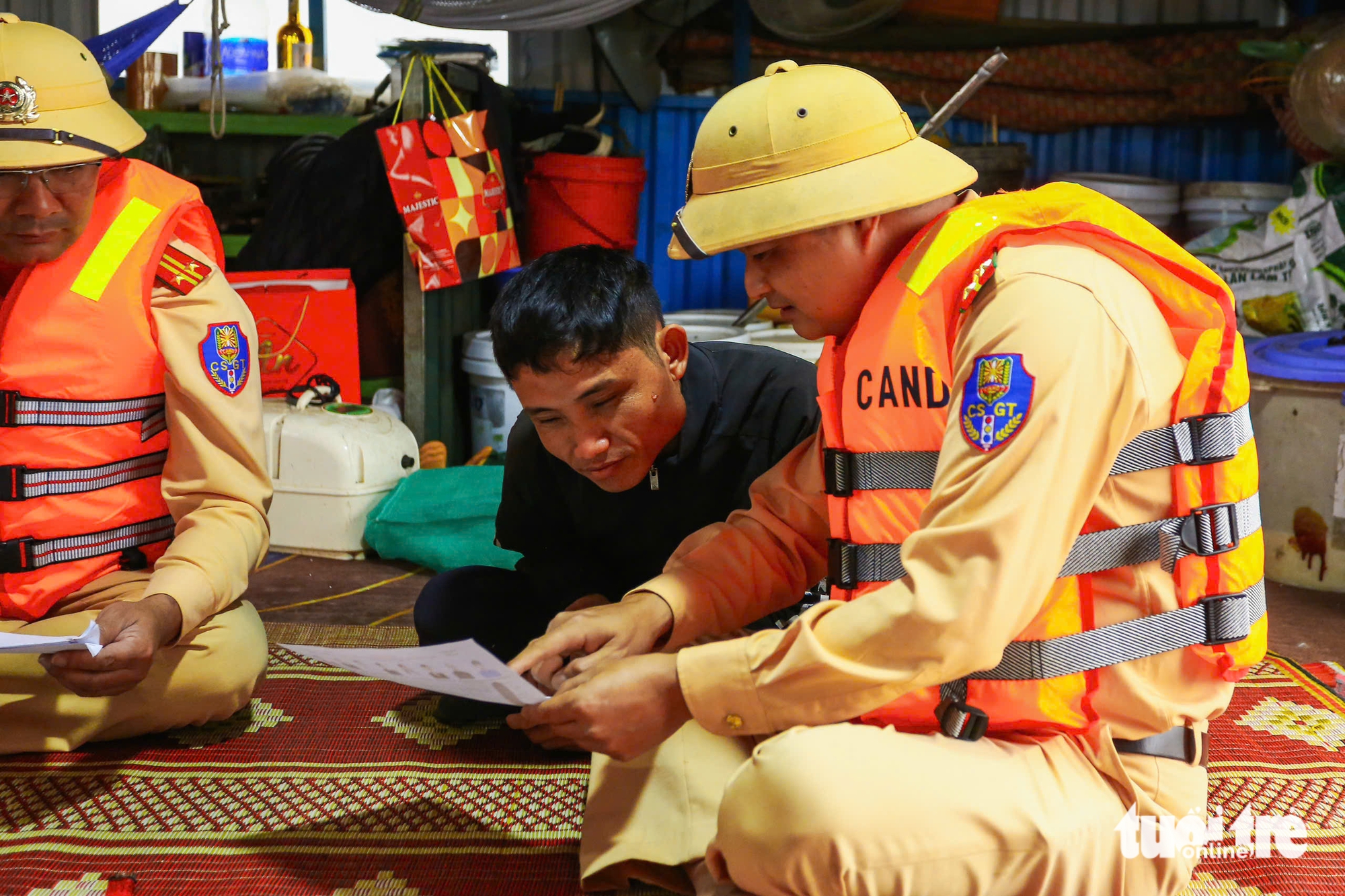 Đưa thông tin bầu cử đến với cử tri vùng sông nước ở Hà Nội - Ảnh 7.