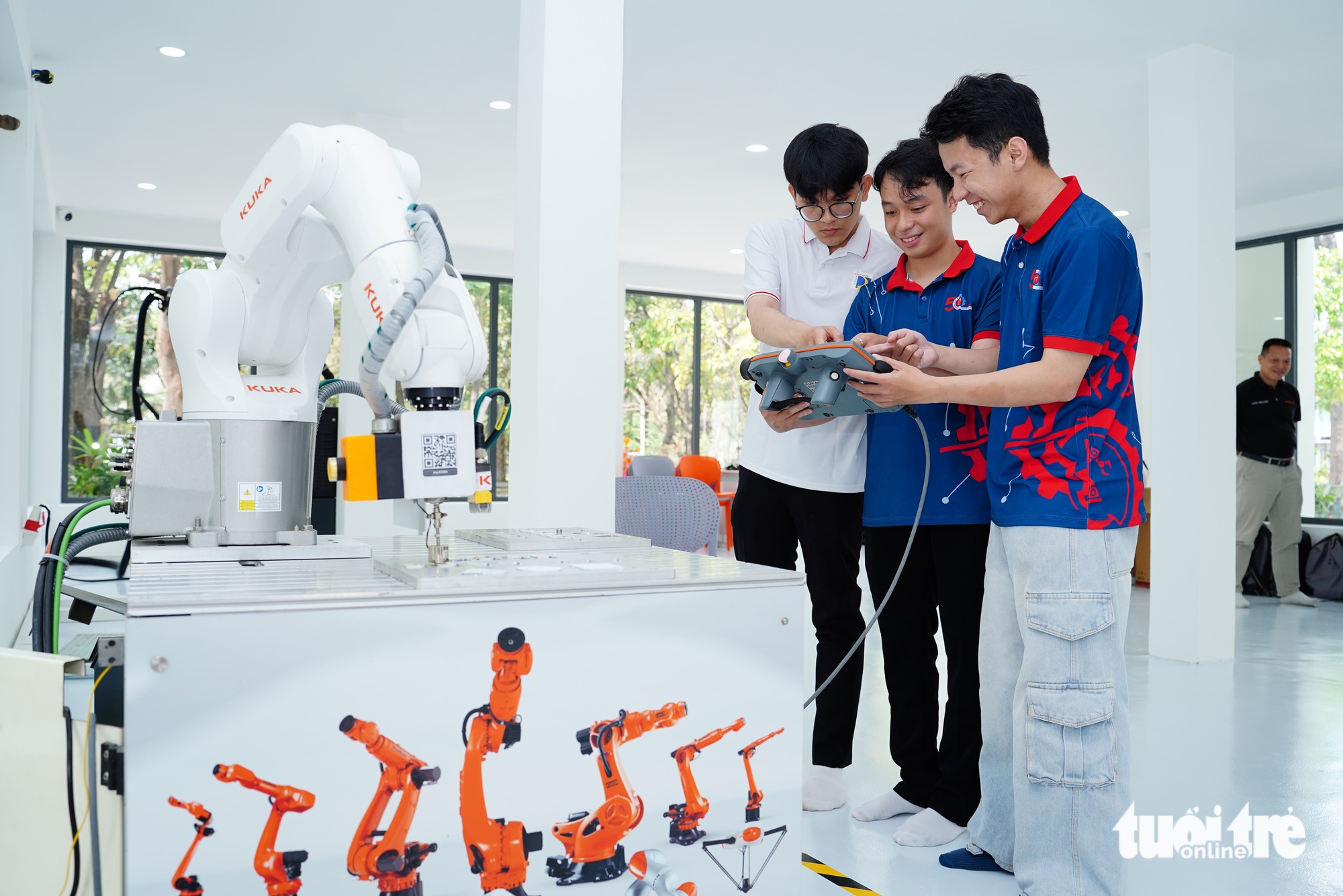 Students at Da Nang University of Technology learn robotics in a 'smart ...