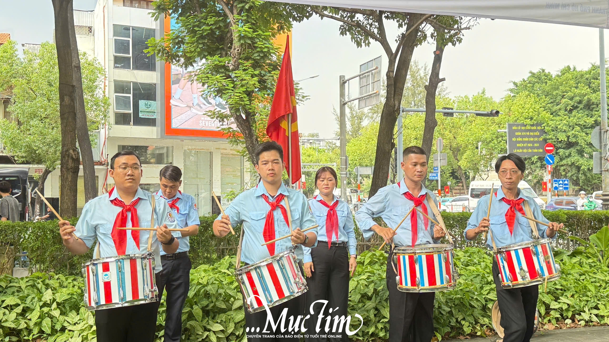 Những câu chuyện dễ thương trong ngày thi thứ hai Olympic Cánh én lần thứ 15- Ảnh 2.