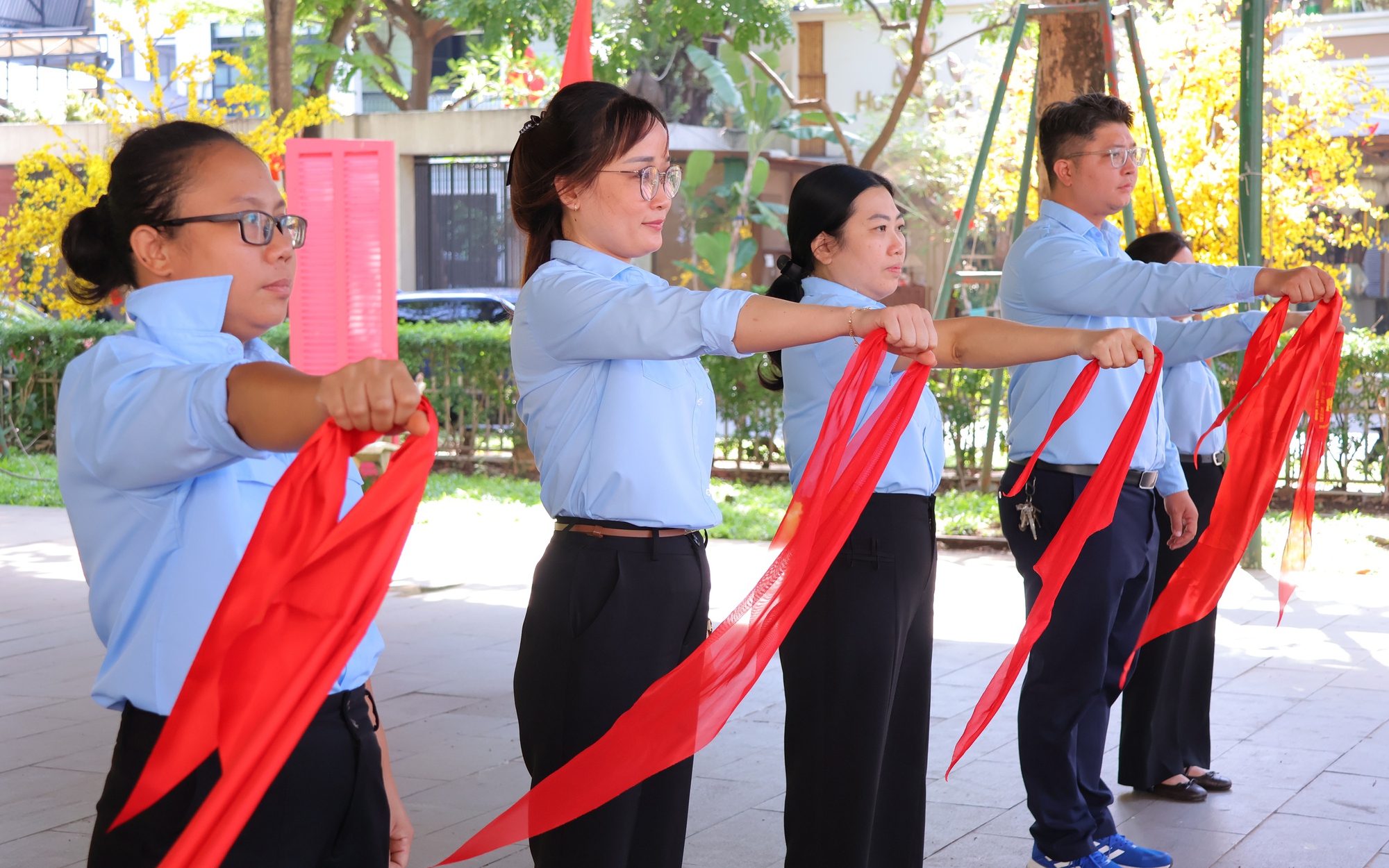 Những câu chuyện dễ thương trong ngày thi thứ hai Olympic Cánh én lần thứ 15- Ảnh 11.