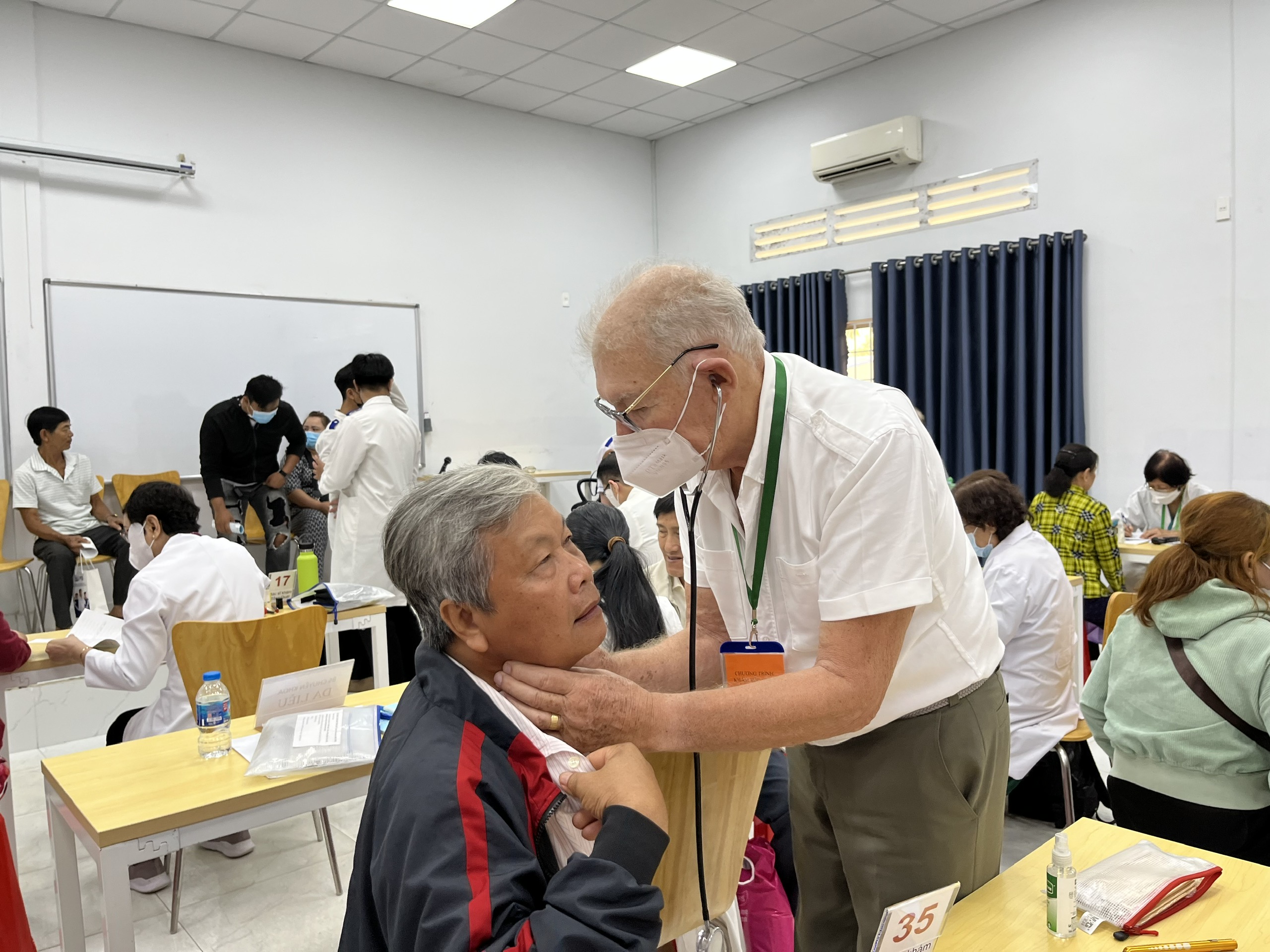 khám bệnh - Ảnh 1.