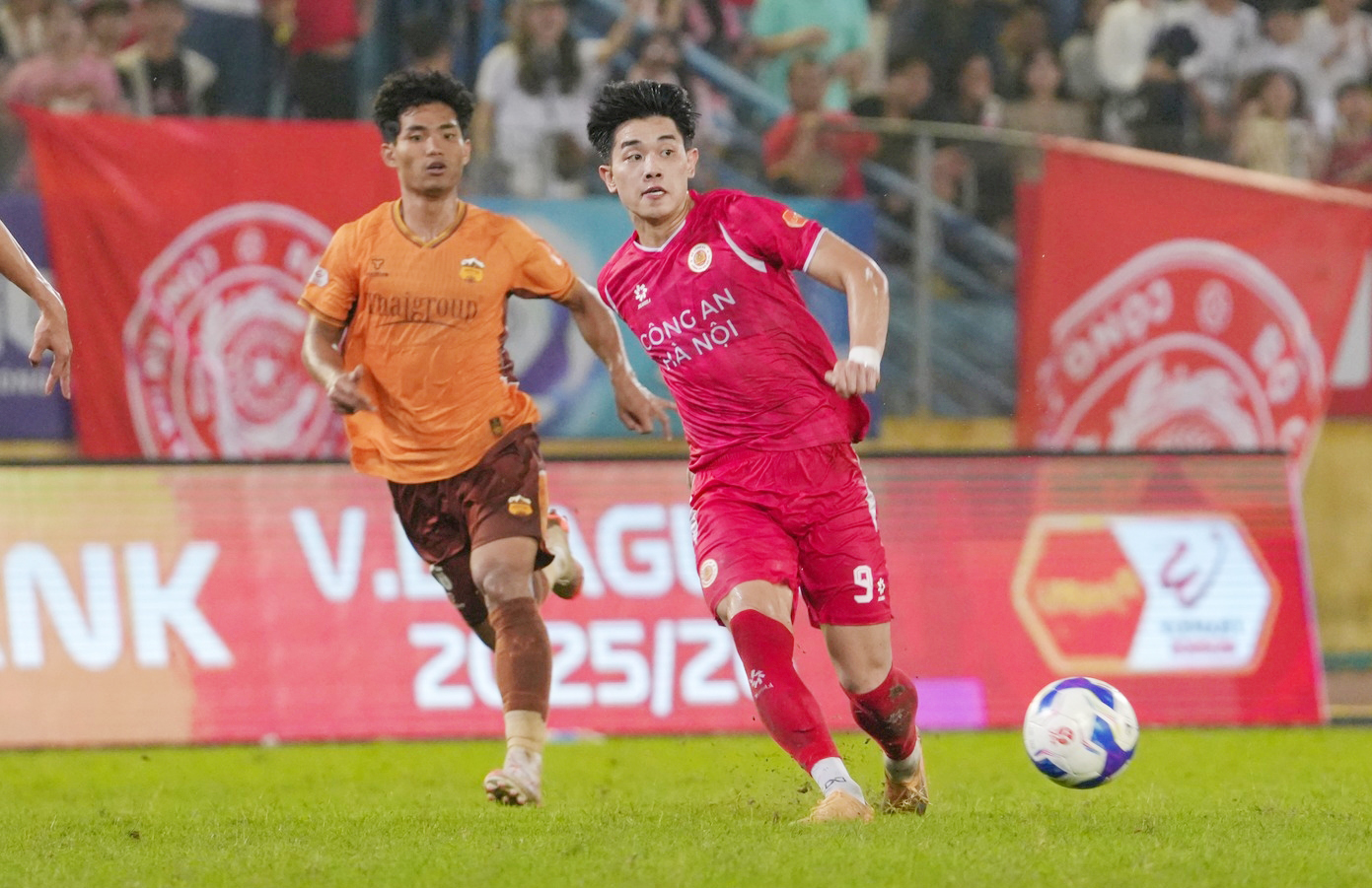 Video: Duy Mạnh, Văn Chuẩn 'thi nhau' cứu thua cho CLB Hà Nội - Ảnh 1.