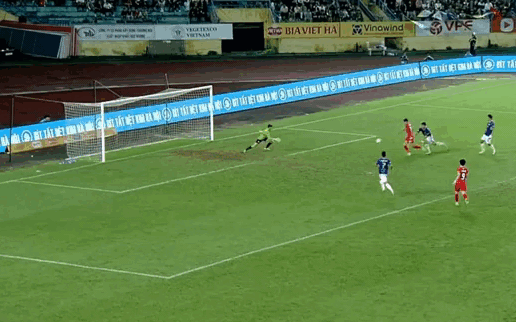 Video: VAR can thiệp giúp Công An TP.HCM thoát một bàn thua - Ảnh 1.