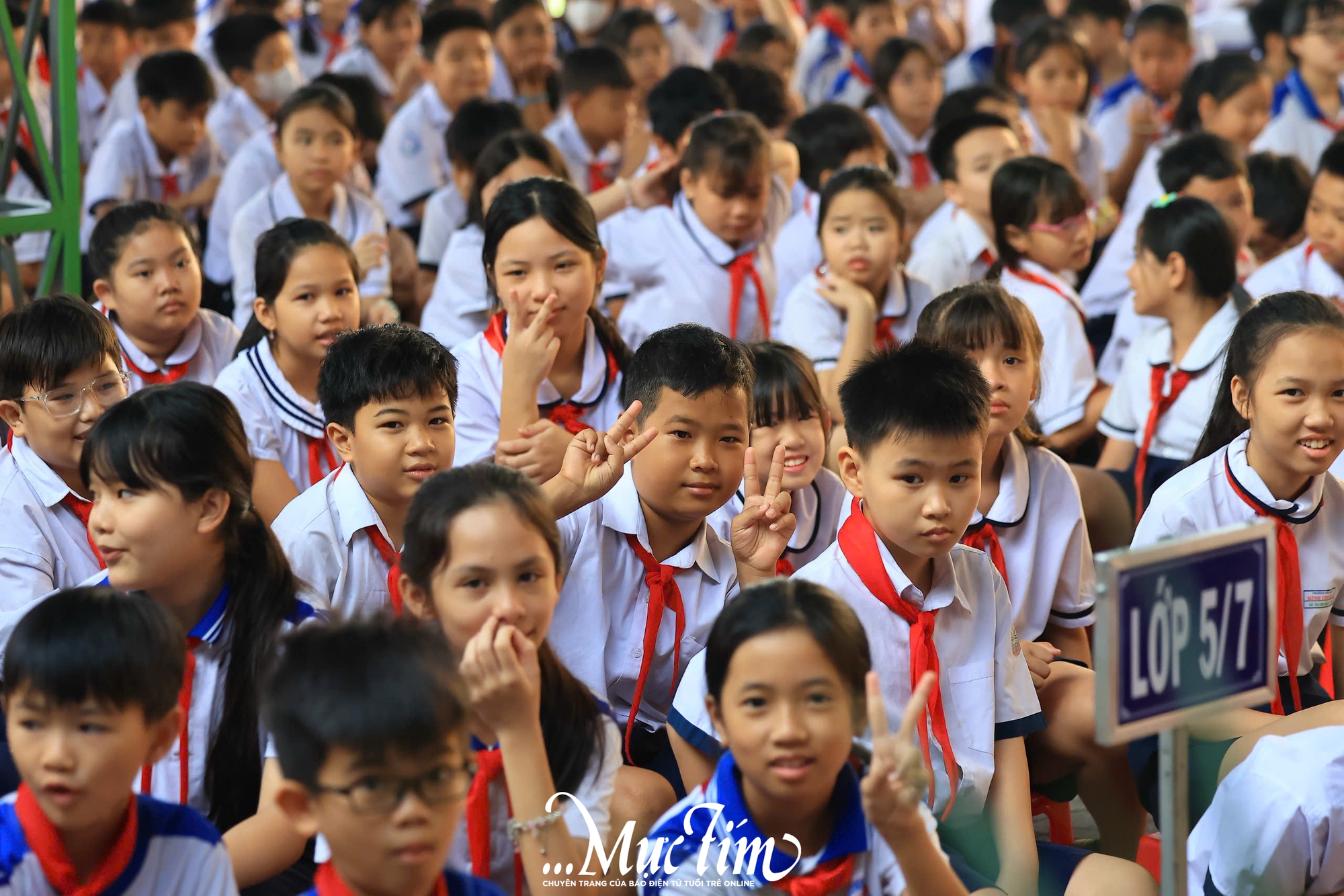 Những bông hoa bé ngoan Trường tiểu học Bình Chuẩn 2 tỏa sáng trong ngày hội Con ngoan trò giỏi- Ảnh 1.
