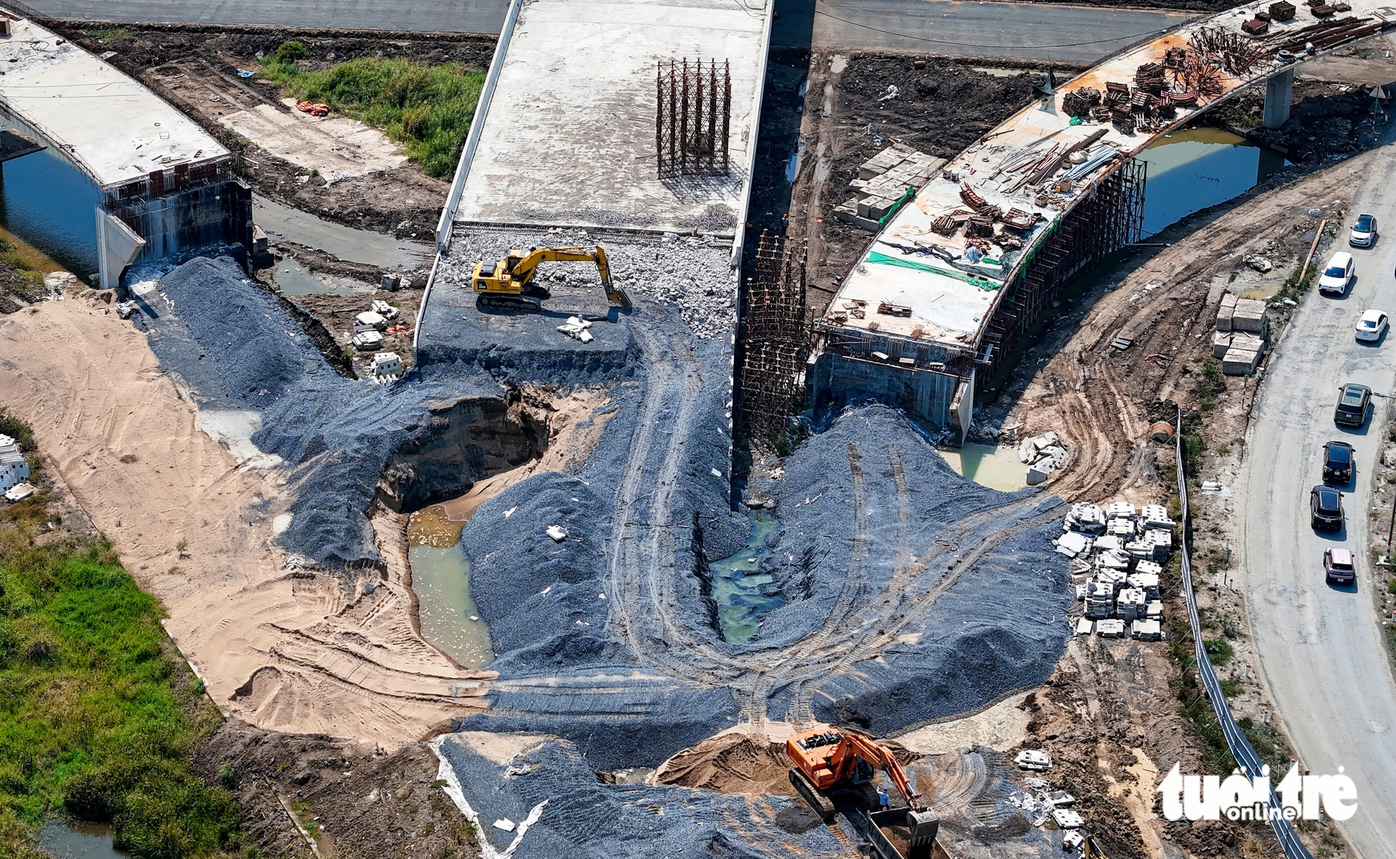 Cận ngày thông xe, tường chắn nhánh cầu vành đai 3 TP.HCM phải dỡ ra để thi công lại - Ảnh 1.